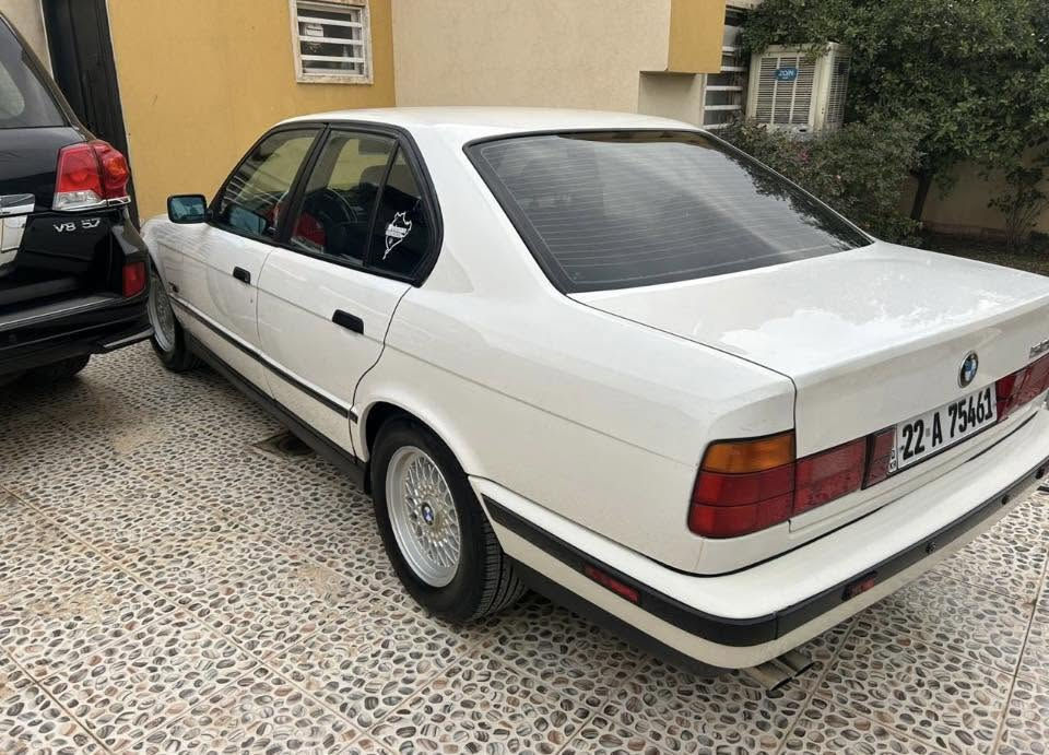 السلام عليكم للبيع او مراوس BMW525iاصل جديده لوك
موديل ١٩٩٠ 
بدون صبغ 
 كير اوتماتيك
٤جام كهرباء 
سنتر لوك  
تبريد 
جاهزه بدون اي نقص 
بدون اي حادث او تبديل او خياس  
عنواني بغداد السيدية
السعر ٧٧$
***********
