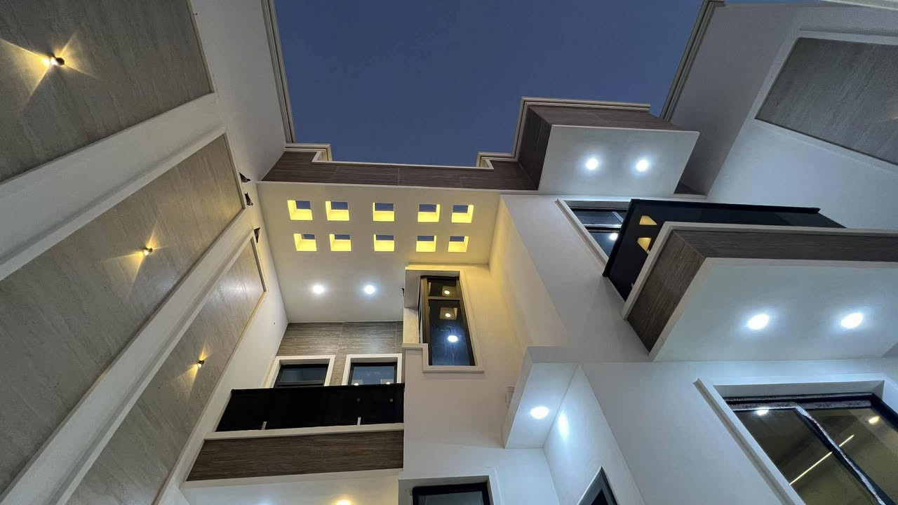 دار سكن للبيع
 طابو صرف
ديوانية حي الفرات 
قرب شارع الصب موقع مميز جدآ
يقع على شارع بعرض 15 متر 
بناء حديث 2025 بعده مامسكون
درجة اولى طابقين مسلح
الأرضية مرمر 
المساحة 202 متر 
تفاصيل الدار.... 
يحتوي على
 غرف النوم عدد 4 _ صالة عدد 2
 أستقبال  _ مطبخ حار + بارد 
مجموعة صحية عدد 3 _ گراج سيارة
                      مراجعة
مكتب العتابي للعقار  ديوانية الجزائر مقابل فندق برج الامراء
للاستفسار *********** مهدي العتابي 
           ***********  حيدر الفتلاوي
           ***********
