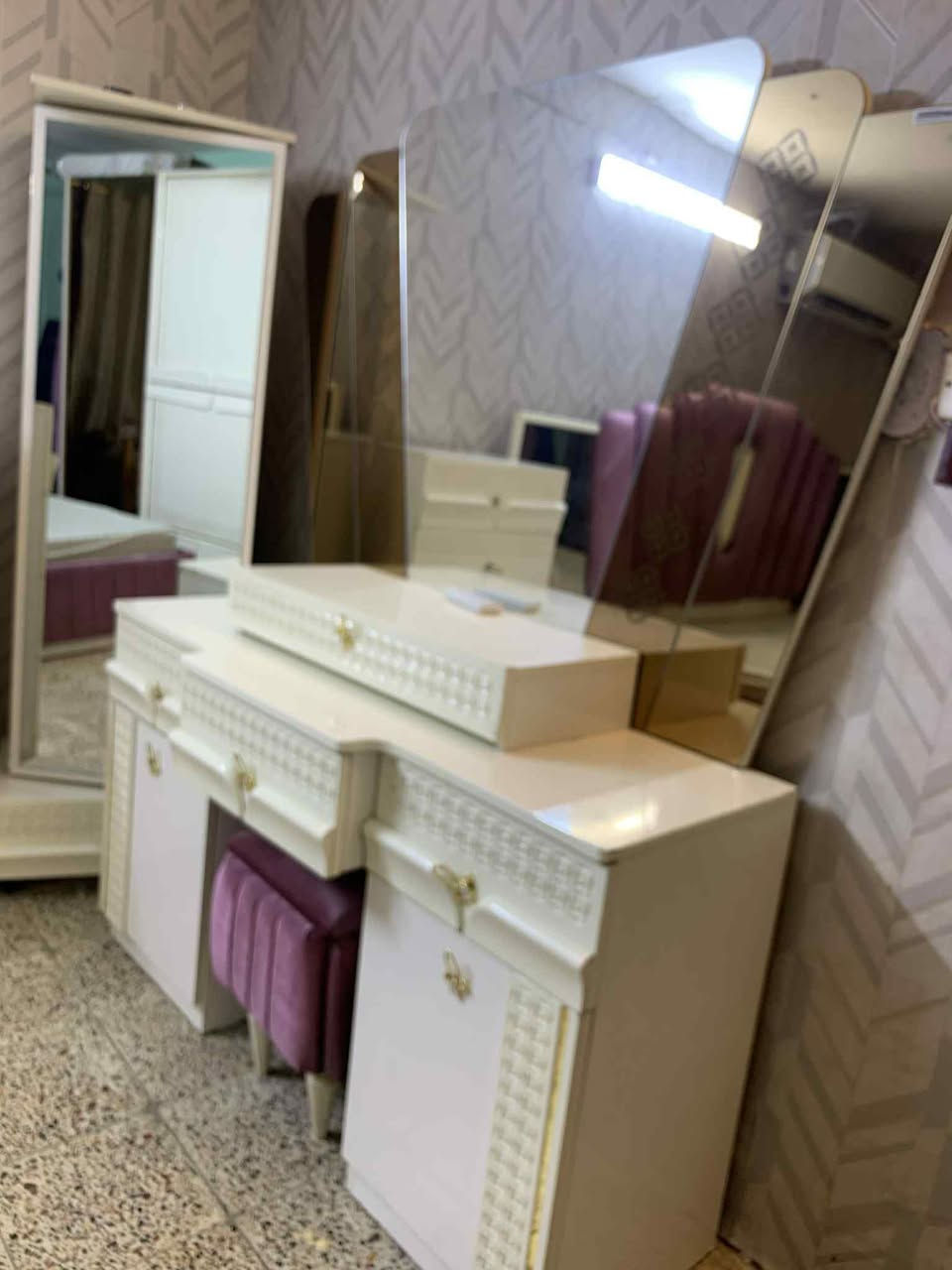 سلام عليكم غرفة نوم تركيه تسع قطع سعرها 750 وبيها مجال للاستفسار اكثر اتصلو   ع هذه الرقم *********** وبيها ضرر بسيط
