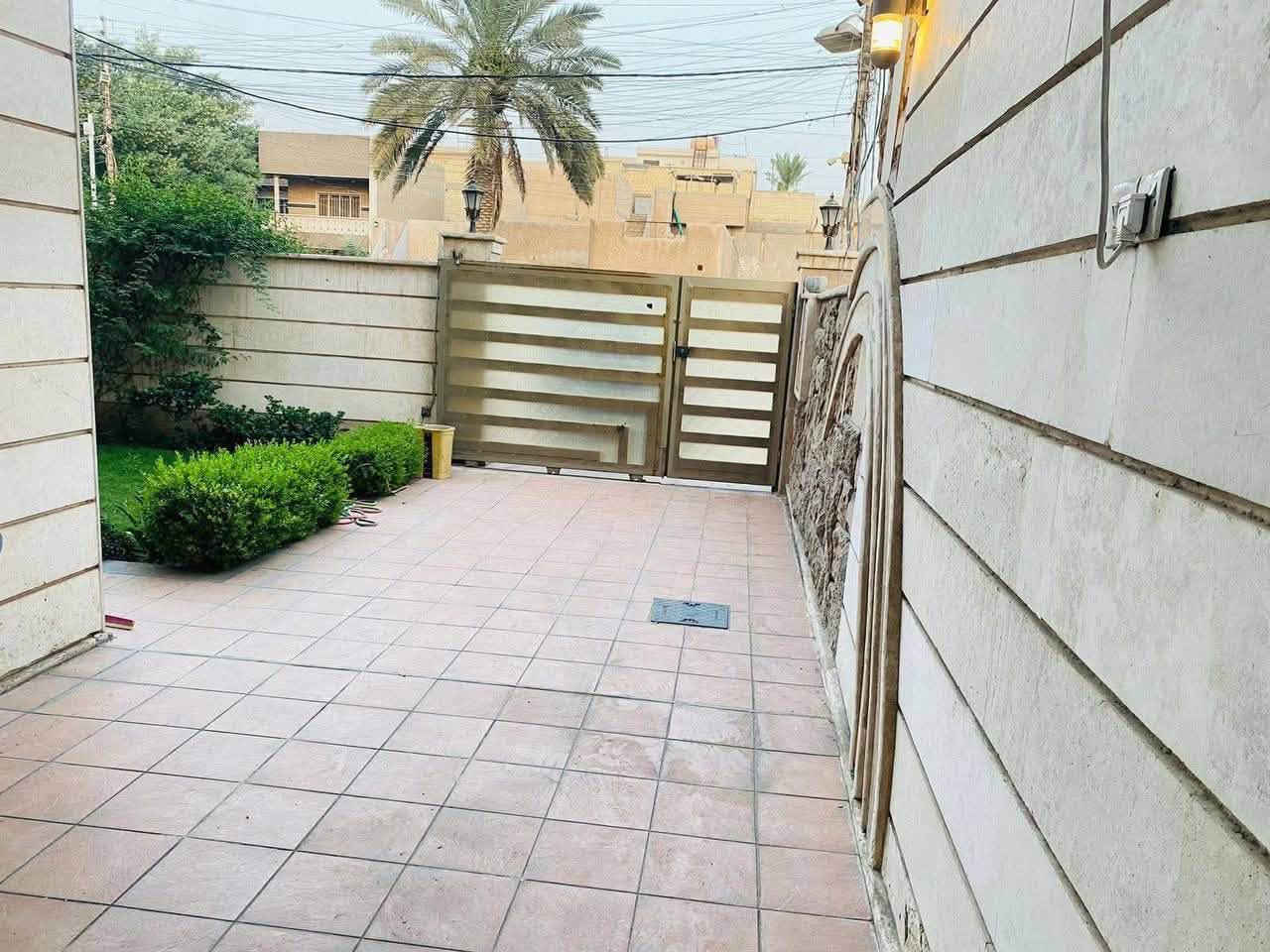 🏡 للبيع دار سكن  🏡سعره كلش حلو
💫سنه البناء 2011 نضيف جدا ارضيات مرمر 

🔺المساحة : 240 م
🔻الواجهة: 8 م      🔻النزال:30 م

🛖يحتوي  على مدخلين مع 5 نوم  3 سويت
📍موقع مميز جدا شارع 15  

📍الموقع حي البنوك خلف شارع باريس خلف مطعم هوم جكن
 
المكتب مفتوح من🕔9 صباحاً لغالية 🕣11مسأآ🔔
_________________________________
للاستفسار مراسلة الصفحة
او الاتصال 

☎️***********
متوفر واتساب📞
او مراجعة⭕ .( الجوهره للعقار )  ⭕
📍 عنوان المكتب: حي البنوك شارع الكنيسه
