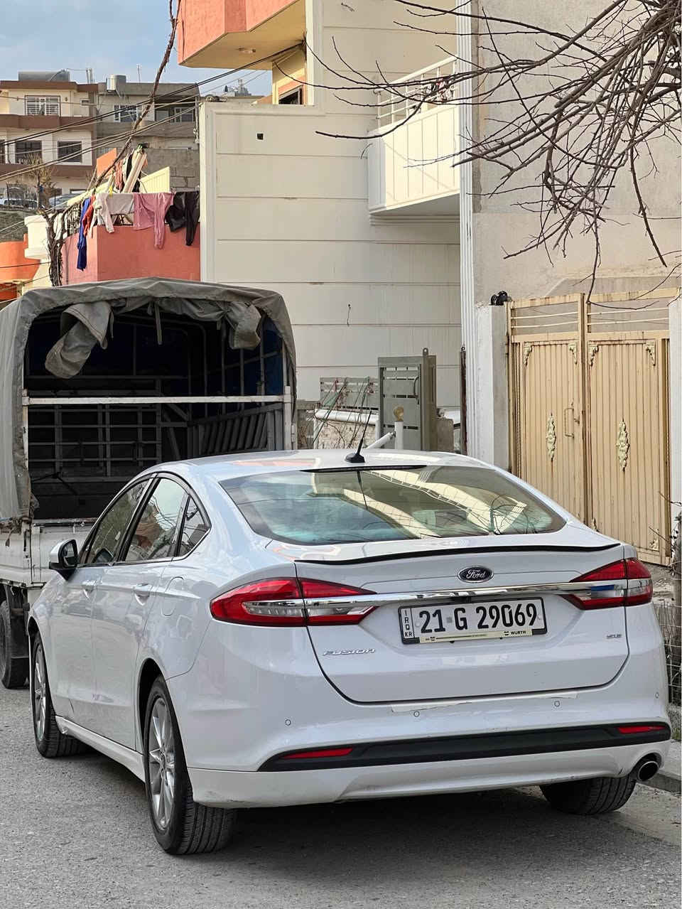 فۆڕد ڤیوژن ٢٠١٧ ئێسئی ناوڕەش ٨٨ مایل ڕۆشتووە 
١ پارچە بۆیاخی هەیە بەس بۆنیت ڕەسمم داناوە 
٢ پەڵە ساردی هەیە 

مەکینە ٢.٥ بەشەرت 
گێڕ تەشفیتە ( هاڤی هەیە ) 
کارەبای بەشەرت

گێڕی تەشفیتە بەڵام بێ کێشەیە هاڤی هەیە 
پارەی یەک گێڕیم لە سەیارەیەکە بڕیووە 
٨ مانگە ئاوا لێی ئەخوڕم لام کێشەی نەبووە گێڕەکەی 

تۆزێ ڕوشاوی پێشی هەیە لە ڕەسمەکە دەرچووە 

تۆزێ متە سەیارەکەم کێشەی نیە بەس ئەکرێت نۆزڵ و پلاکی پیس بێت 

١٠٠ گەڵا قفڵی داوا ئەکەم 

حسابی ١٠-١٥ گەڵا مەسرەفی سەیارەکە بکە بۆخۆت 
ئەگەر گێڕ بگۆڕیت (ئەشتوانیت نەیگۆڕی )

سەیارەی دەستی خۆمە پاک و مەزبوت بێ کێشە 

*********** السليمانية, العراق

