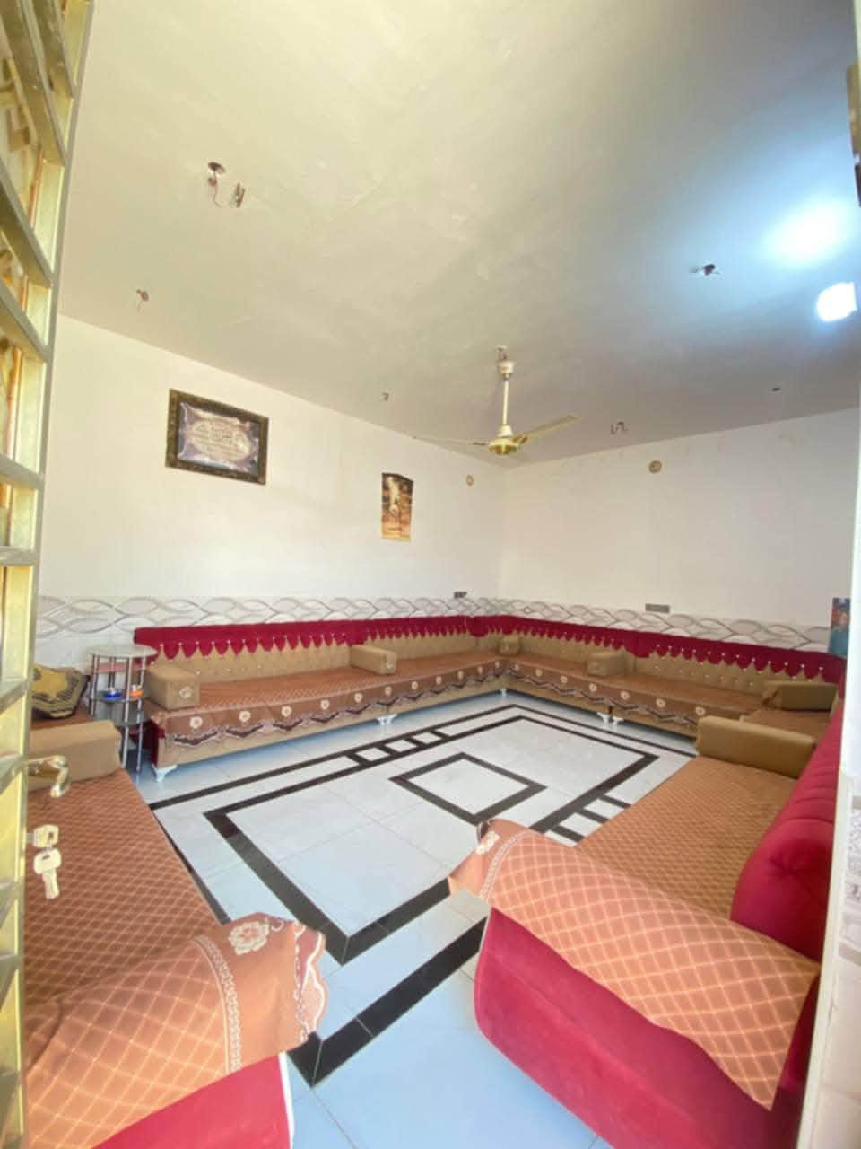 بيت بناء حديث سنة2025 حله حي الصدرين
خلف شقق طريق حله نجف رابع بيت عن نهر اليهوديه

بيت كامل مساحته 200متر يحتوي على غرفتين وصاله وكليدور ومطبخ حار وبارد

ومجمع صحيات داخلي ومجمع صحيات خارجي 

فقط الدرج والواجهيه ما كاملات

يبعد عن مدرسة براعم الفرات 100 متر  

طابو زراعي سند 25 تحويل مباشر 

للاستفسار اكثر ***********
