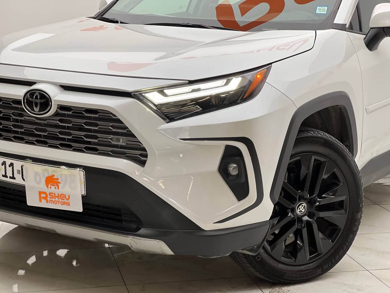 TOYOTA RAV4 2024 AWD
تويوتا رافور ٢٠٢٤
مواصفات Limited فول فول

شاشة كبيرة، سماعات JBL، كشنات جلد و تدفئة و تبريد و خزن، عدادات دجتال، ويل بلادي اسود، فتحة سقف، بصمة، رادارات و حساسات ٣٦٠ درجة، و بعد هواية مواصفات 

ماشية 3,000 ميل فقط
مكينة ٤سلندر حجم ٢.٥لتر و فور ويل
بيها صندوق صبغ و جاملغ معدل بدون دواخل و ايرباك السيارة بعدها جديدة زيرو

مكفولة من كير و محرك و حجر كزوز

رقم بغداد ب اسمنا و شرط التحويل

و ب سعر(310$) ورقة و بيها مجال للطيبين

مكان السيارة

دهوك -معرض ارشف R-Shev
رقم51 من معارض التيرمينال 

***********
*********** دهوك, العراق
