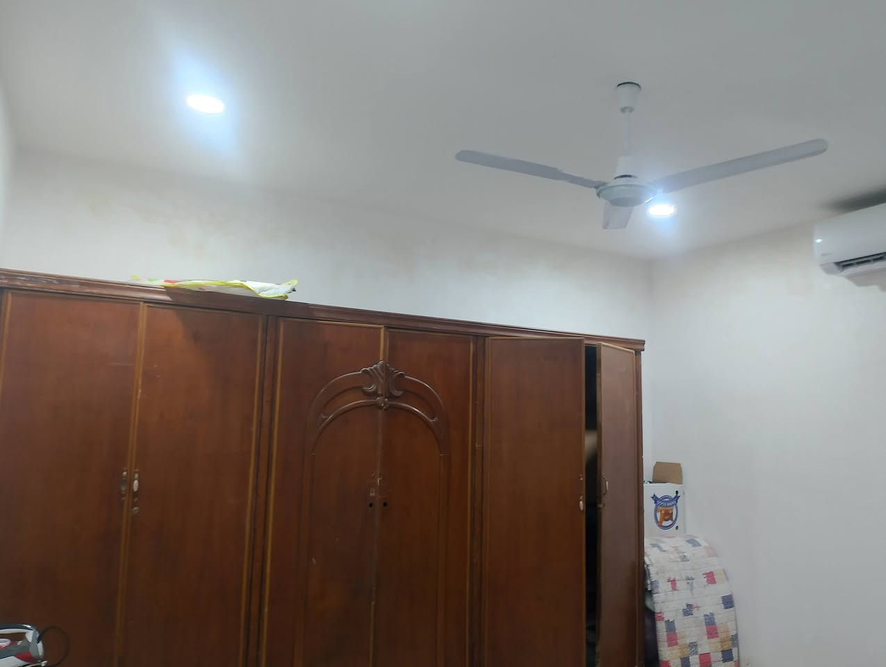 السلام عليكم من رخصة الادمن عندي بيت مساحة 100متر 5*20 بيت طابقين كامل خدمات كاملة في منطقة المعسكر بلديات علما البيت صار 15 يوم من كمل  الاتصال على هذا الرقم ***********
