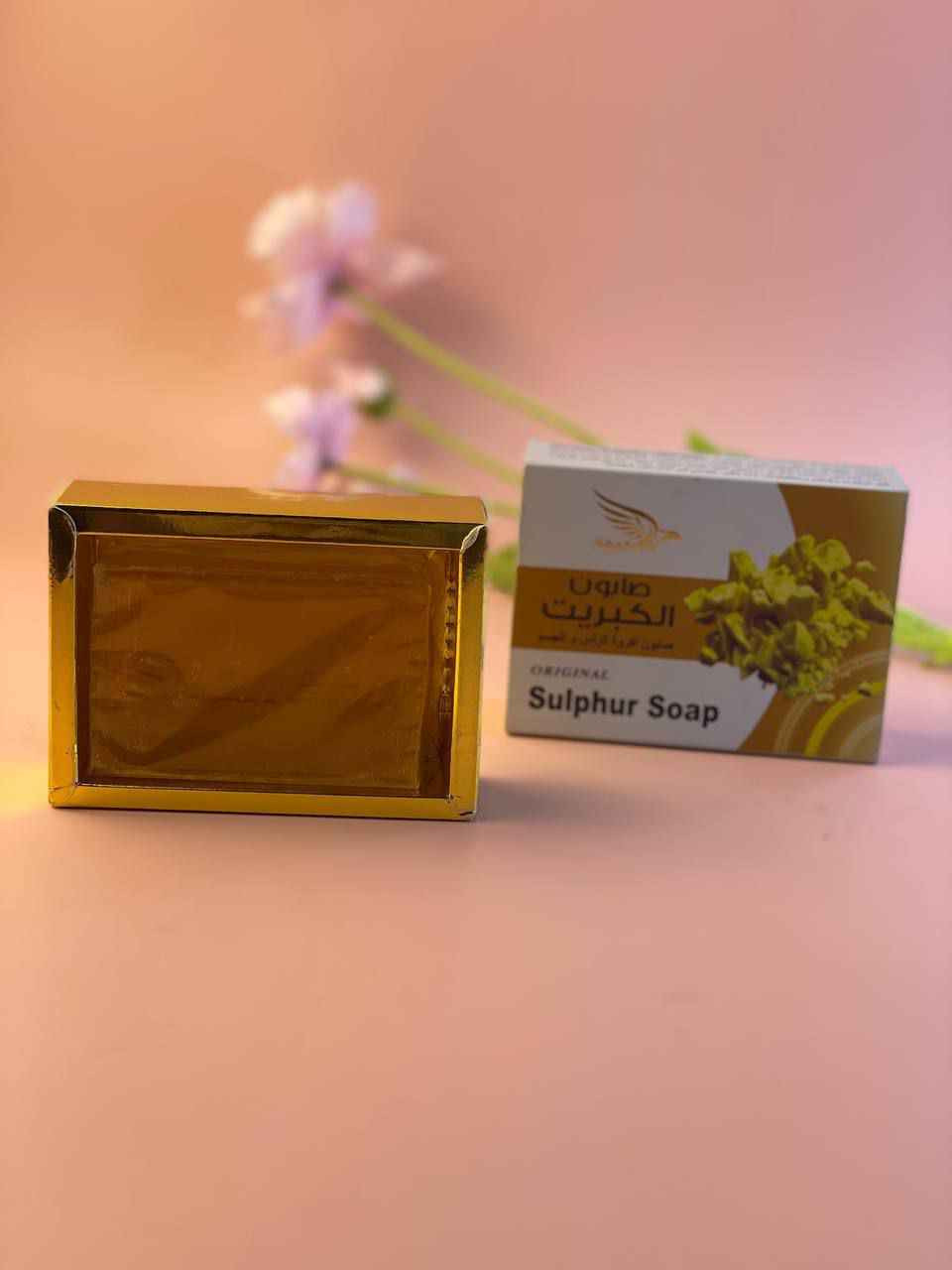 صابونه الكبريت من ماركة شاهين Shaheen

فوائد صابون الكبريت شاهين
علاج حب الشباب يعمل الكبريت كمضاد للبكتيريا المسببة للحبوب ويساعد على تجفيف البثور ومنع ظهورها مجدداً

تنظيم الدهون يقلل من إفراز الزيوت الزائدة الزهم التي تسد المسام مما يجعله مثالياً للبشرة الدهنية
تقشير وتجديد البشرة يساعد في إزالة خلايا الجلد الميتة وتفتيح المسام مما يساهم في توحيد لون البشرة وتحسين ملمسها

علاج مشاكل فروة الرأس يستخدم للتخلص من قشرة الرأس وتهدئة الحكة الناتجة عن الفطريات

مكافحة الأمراض الجلدية يساهم في تخفيف أعراض الإكزيما الصدفية والجرب بفضل خصائصه المضادة للالتهابات والميكروبات

طريقة الاستخدام 
الترطيب بلل المنطقة المراد علاجها الوجه أو الجسم أو الرأس بالماء الدافئ لفتح المسام.
الانتظار اترك الرغوة على الجلد لمدة تتراوح بين 3 إلى 5 دقائق للسماح للمكونات الفعالة بالتغلغل
الشطف اشطف البشرة جيداً بالماء الفاتر وجففها بمنشفة نظيفة
الترطيب البعدي نظراً لأن الكبريت قد يسبب جفاف البشرة، يُنصح باستخدام مرطب لطيف بعد الاستخدام 

منشا تركي بغداد, العراق


**إذا كنت صاحب هذا الإعلان وتريد حذفه لأي سبب، رجاءا أرسل رسالة إلى الدعم الفني**