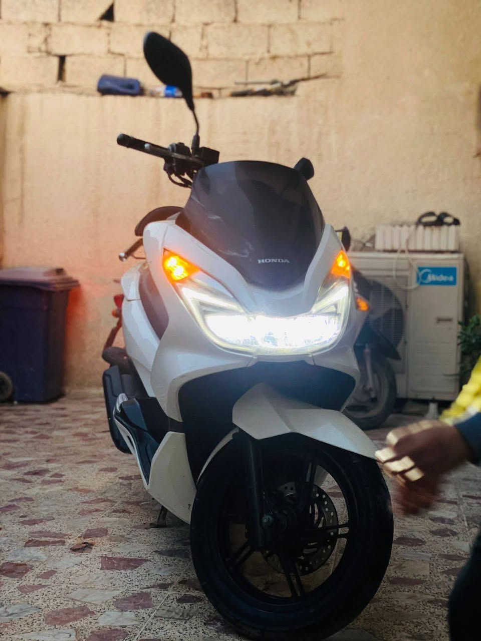 للبيع
سلام عليكم بي سي إكس جيل الثاني
ياباني جي إف مكفولة برغي ممفتوح بيها 
محرك 125 
بيها طخات بل كفرات  دراجه نظيفه وتخبل
بانزينها محسن دهنها موتل 
 حساس زدحام ستان كهربائي
سكن بغداد حي الجهاد ***********
سعرها 13 ونص ممتواجد ع الفيس الرقم بي واتساب
