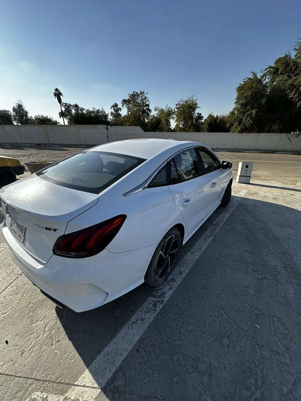 امجي جيتي
موديل 22
ماشيه 78 الف 
فول مواصفات 
مكفولة كفالة عامة 
‎المواصفات :
‎مصابيح نهارية LED
‎‏‎مرايا جانبية كهربائية
                                      ابل كاربلاي و اندرويد اوتو
‎‏‎اشارات في المرايا الجانبية
‎‏‎بصمة تشغيل
‎‏‎مقود من الجلد
‎مقاعد جلد رياضية
‎‏‎مكابح توقف الكترونية EPB 
‎‏‎مكابح انتظار الكترونية AUTO HOLD 
‎‏‎ABS
‎نظام الثبات الالكتروني ESP
‎نظام مراقبة ضغط الهواء في الاطارات
‎‏‎فتحة تكيييف خلفي
‎‏‎نوافذ كهربائية 
‎شاشة 10 انش مع نظام بلوتوث
‎تحكم بالمقود 
‎مداخل USB مع شاحن
‎مدخل كهرباء 12 فولت
‎كاميرات 360
‎مثبت سرعة
                                                         تحديد مسار
                                                           رادار امامي
                                                           رادار خلفي 
                                              تخم 4 تايرات جديد 
شرط لفحص وديه اي سونار يعجبك
رقم بغداد باسمي تحويل ثاني يوم
مكان لسيارة بغداد الكاظمية 
السعر 140 ورقة وبيهة مجال
الرقم ***********
