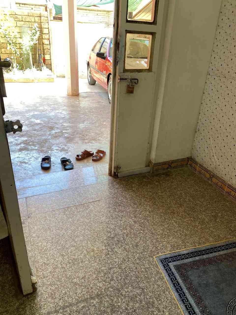 السلام عليكم
للبيع دار سكنية مساحة 300 متر طابو صرف حي الاسمدة طابقين بناء حديث استقبال صالة داخلية 3 غرف نوم صحيات الارضية كرانيت للاستفسار مراسلة الصفحة او الاتصال على الارقام التالية 

***********

***********
