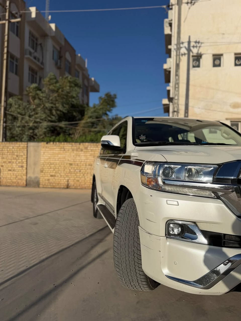 السلام عليكم
لاند كروز
محرك : V6 4000cc تنفس طبيعي
مديل : 2016
الممشى : 63,000KM
# السيارة كفالة عامة 
# مكان السيارة بغداد 
مواصفات السيارة معروفة :
كشنات امامية كهربائية 
كامرة خلفية 
حساسات امامية و خلفية
شاشة وسطية في الخلف
ثلاجة وسطية
## السيارة نظيفة جداً وبحالة الوكالة
للأستفسار: ***********
