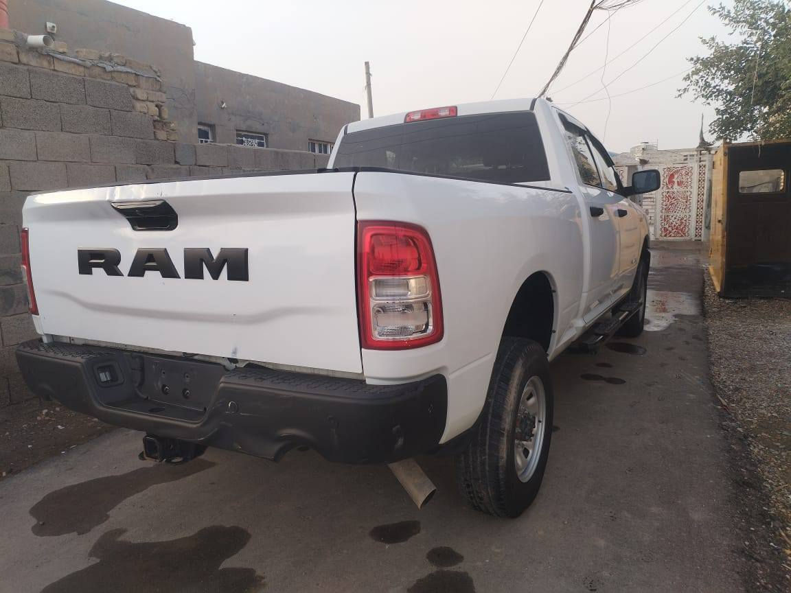 السلام عليكم دوج رام باب طويل وبدي قصير  6400 /8 برغي موديل 2022 بدون رقم بيع او مراوس 
***********
***********
