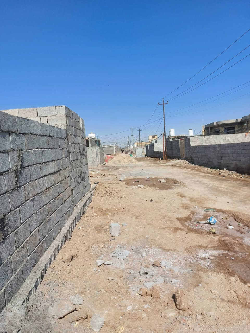 السلام عليكم 
هيكل 200 متر بحي المنتظر قرب جسر الدجيلي جهة السفحه
مسجل بالبلديه قريب على المطور العقار وعلى شارع العام  بتلو طابوق ارتفاع متر ملبوخ ومزفت ومدفون شبابيك وبيبان فول ثقيل المنطقه قريبا يبلشون بالمجاري وشقل الشوارع بالعافيه على الياخذه
***********
