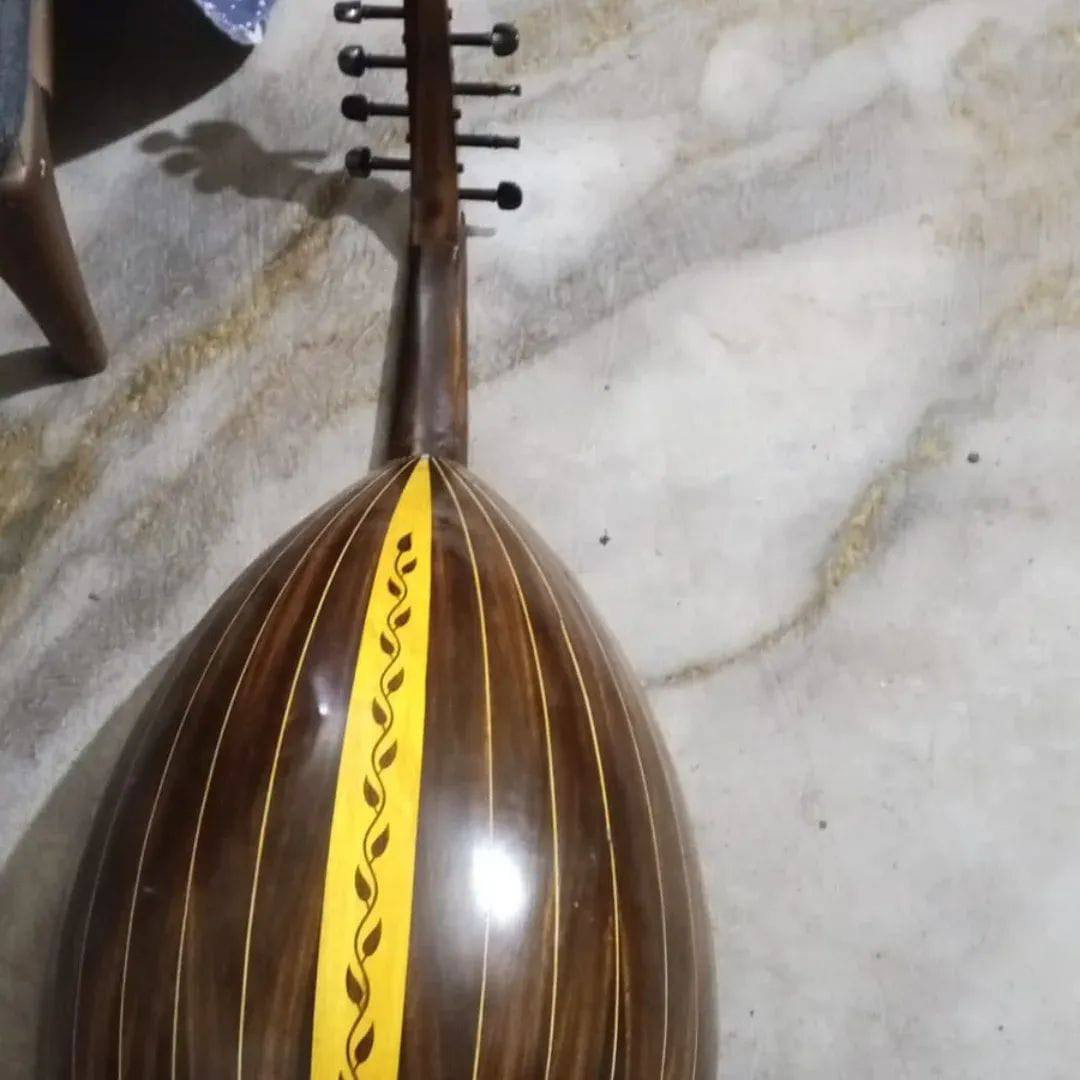 سلام عليكم عود سيسم هندي صناعه الاسطى سرمد الصفار الضهر سيسم خطوط ليمون وضلع ليمون بنص المسطره سيسم المفاتيح افنوس اوتار جديده جنطه جديده توصيل جميع محافظات العراق سعر750 وبي مجال بسيط تواصل واستاب***********
