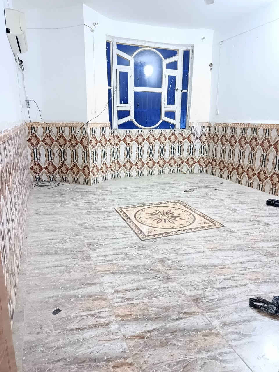 شقه للايجار
قرب الفلكه شارع بني زيد جاهزه و نضيفه
حاليا فارغه جيب غراض وسكن
للاستفسار ***********
