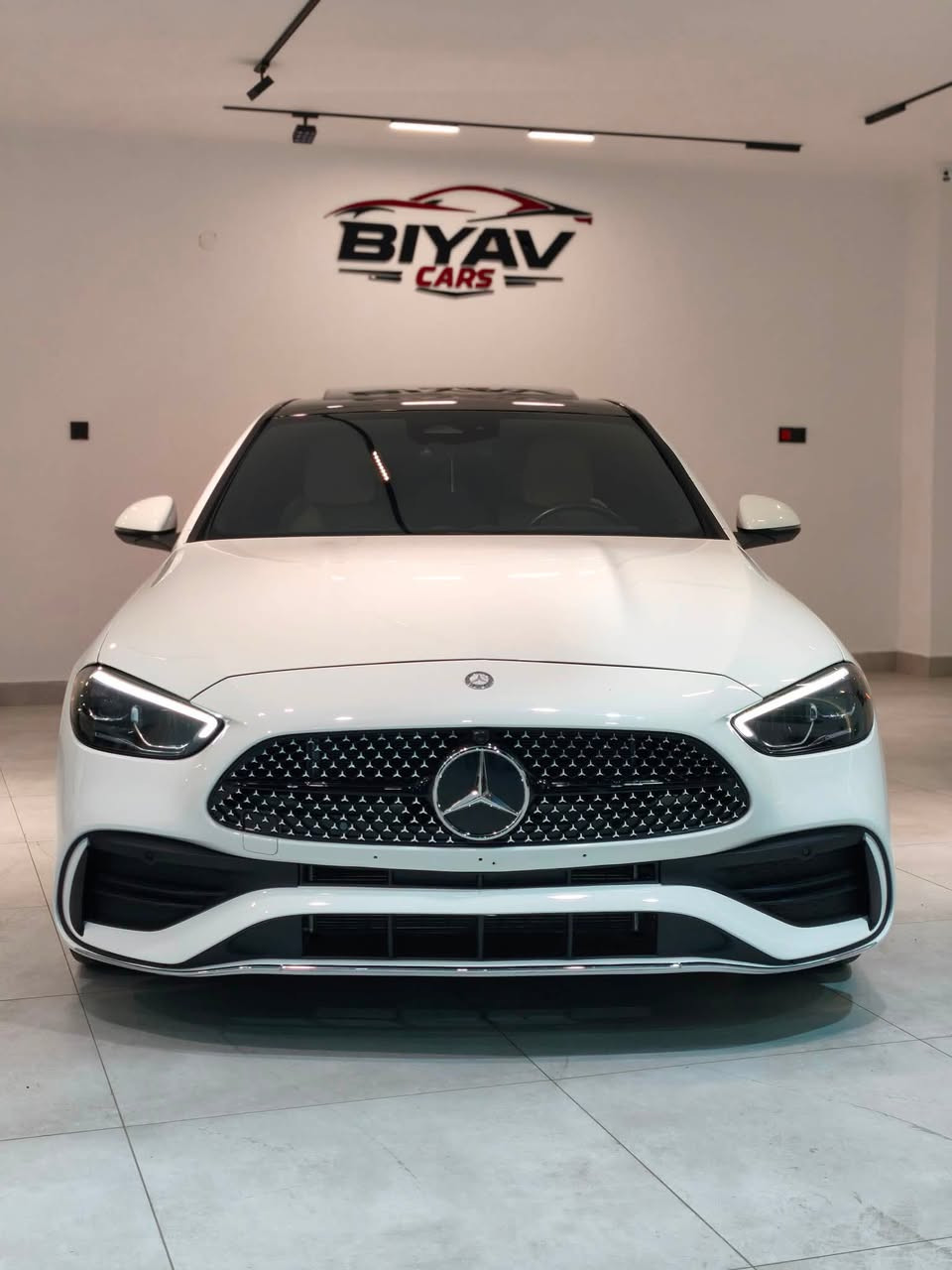 🔥 للبيع | Mercedes-Benz C300 AMG | موديل 2024 🔥
فخامة مرسيدس… وتقنيات الجيل الجديد.🇩🇪

🤍 اللون: أبيض
🤎 الداخلية: كريمي فاخر
 الوارد: أمريكي🇺🇸
📍 الممشى: 60 ألف مايل

⚙️ المحرك:
✅ محرك 2.0 Turbo
✅(هايبرد خفيف) Mild Hybrid
✅ أداء قوي مع استهلاك اقتصادي للوقود
✅ قيادة ناعمة واستجابة ممتازة

✨ أهم المواصفات:
✅ باكج AMG
✅ مقاعد جلد كهربائية مع تبريد + تدفئة + مساج
✅ فتحة سقف كهربائية (سلايد)
✅ صندوق خلفي كهربائي (فتح وإغلاق أوتوماتيكي)
✅ إضاءة داخلية محيطية بـ 64 لون
✅ شاشة وسطية كبيرة مع عدادات رقمية Full Digital
✅ ابل كاربلاىApple CarPlay & Android Auto
✅ تشغيل بصمة (Push Start)
✅ دخول ذكي (Keyless Entry)
✅ مثبت سرعة
✅ مساعد اصطفاف (Park Assist)
✅ رادارات قيادة
✅ حساسات أمامية وخلفية
✅ كاميرا خلفية
✅ نظام اختيار أوضاع القيادة (Dynamic Select)
✅ مكيف أوتوماتيكي ثنائي المناطق
✅ مقود AMG متعدد الوظائف
✅ جنوط AMG رياضية
✅ مصابيح LED
✅ مواصفات وتجهيزات عديدة أكثر من المذكور.

🚘 السيارة بحالة الوكالة، نظيفة جدًا، وجاهزة للفحص بأي مكان.

💰 السعر: 348 ورقة

عنوان السيارة: دهوك معرض بياڤ

📞 للتواصل: ***********

إذا تبحث عن C300 AMG موديل 2024 بمواصفات كاملة، محرك Mild Hybrid اقتصادي وقوي، وفخامة مرسيدس المعروفة، فهذه السيارة تستحق المشاهدة.

للجادين فقط.
