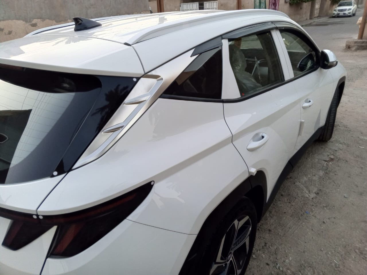 توسان 2022 رقم بغداد ب اسمي  ماشيه 45 الف
السياره نضيفه كلش وعلى ايدي بدون اي نقص بيها مكانات صبغ نص قماره الوره السايق وباب وبنيد اثر قمريه وكعت ع سياره وصبغتها تخم تاير صدر جديد كلشي ما ناقصها 

مكانها الزعفرانيه 
للاستفسار  ‭0770 886 4557‬ 
السعر 163 وبيها مجال
