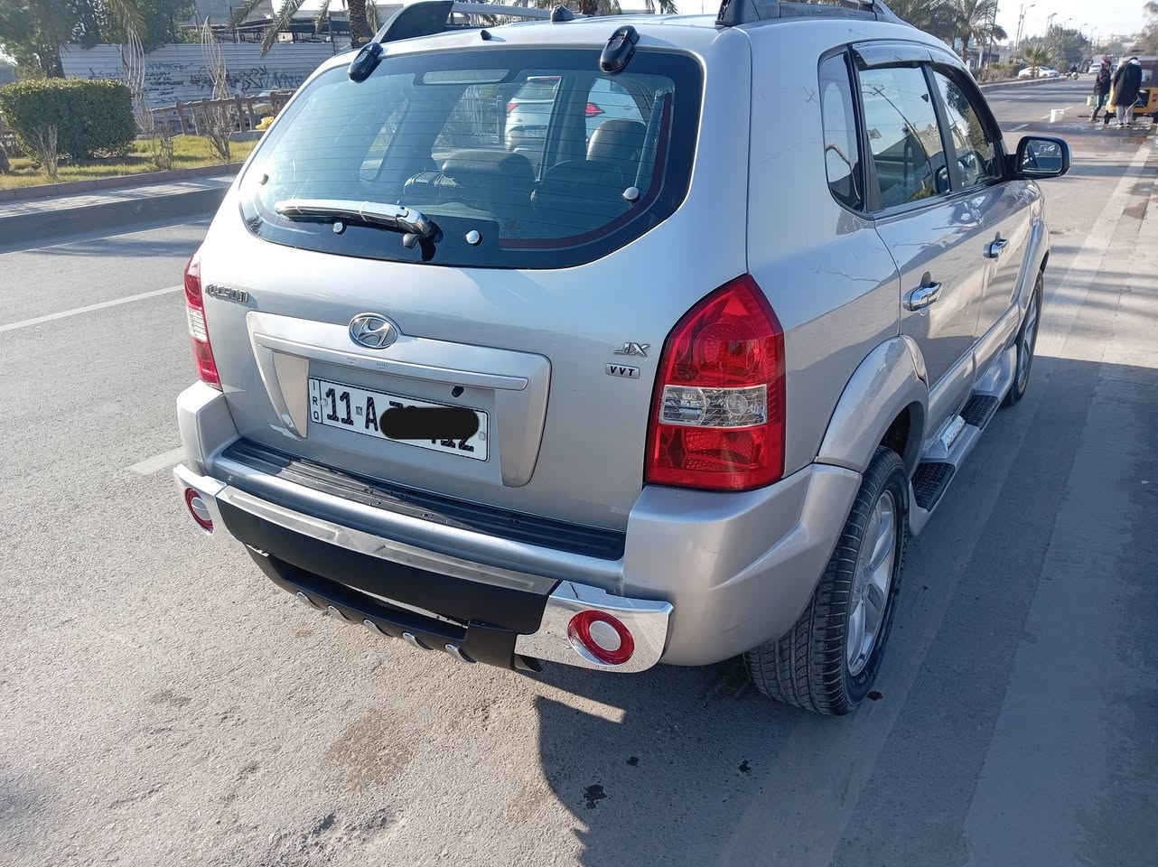 سلام عليكم توسان موديل 2009 بسمي هزه وسنويه جديده كوريه بيهه بابتين مبدله بلاديه بدون صبغ الكفرات لبلاستك مصبوغه بس جاهزه كلشي شغال مواصفاتهه معروفه سونار مرفوق معه صور السياره مكينه 4سلندر رقم بغداد مكان السياره بغداد البنوك قرب مستشفى  الشعب الجديده سعر 107تصال *********** سيد حميد
