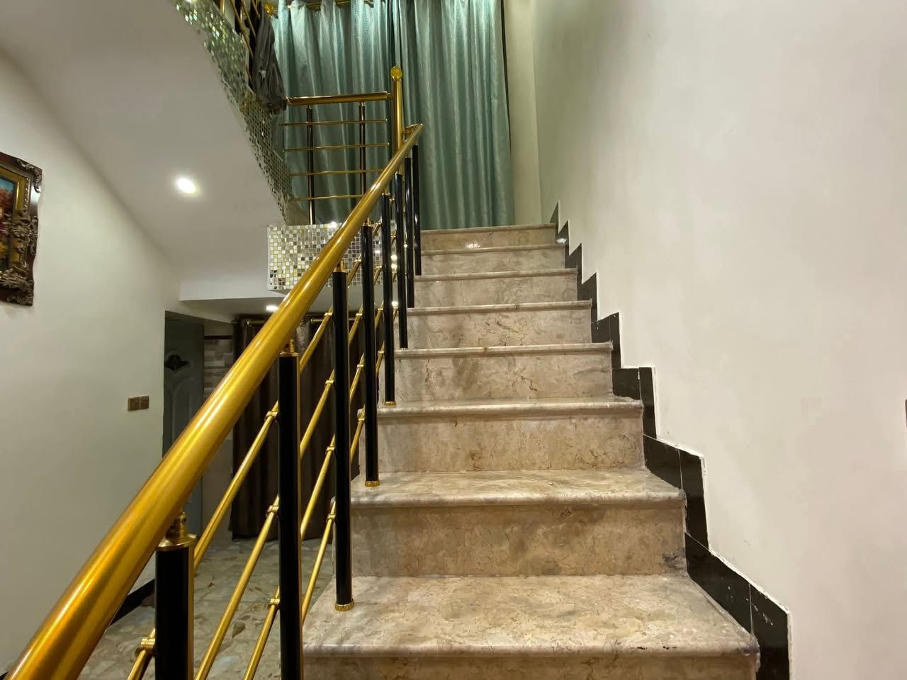 السلام عليكم
مُكلف بالنشر  
دار طابو صرف طابقين المساحة ١٨٥ متر العنوان زعفرانية دور المعلمين الاربع شوارع قرب حسينية أبي ذر الغفاري 
علما تاريخ بناء البيت ٢٠٢٢

الطابق الاول 
كراج + حديقة / استقبال / غرفة نوم / صالة / مطبخ / الصحيات 

الطابق الثاني 
ثلاث غرف نوم / صالة / الصحيات 

للاستفسار الاتصال على الرقم 
***********
