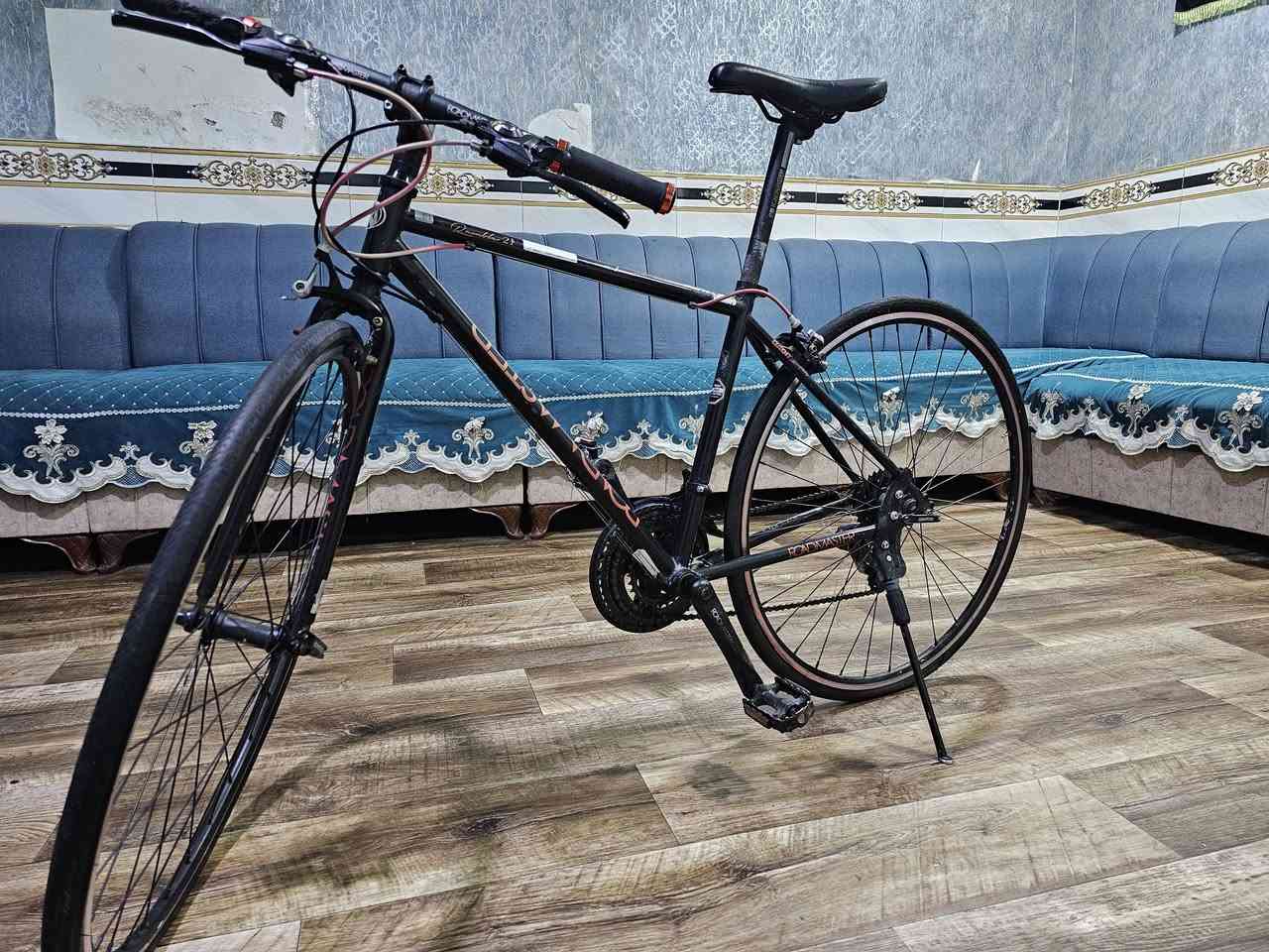 بايسكا ، c700 من شركة ROODMASTER اصلى وكاله اى قطعه ما مبدل نضافه مرتبه استخداه مدرسي فقط استخدمته اقل من اربع اشهر وتركته قطعه مرتبه كلشى شغال بيه البداله شغاله بس توديها للمصلح يوزنه الك ب 2000 دينار والتاير الوره مبنجر مادري من عفته رجعت نفخت لكيته مبنجر فقط هذا كل البيه وقطعه كلهن مال الشركه سعره 100 الف وبيه مجال للشراي للعلم سعر الجديد 190    ***********
