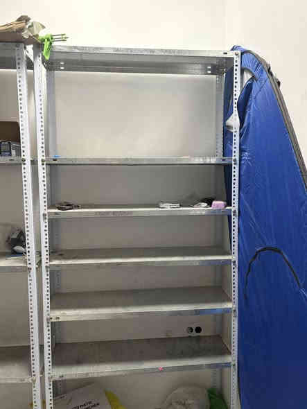 5 رفوف للبيع 4 رفوف كبار وواحد اصغر بسعر جداً مناسب مكان بغداد الدورة للاستفسار ***********
