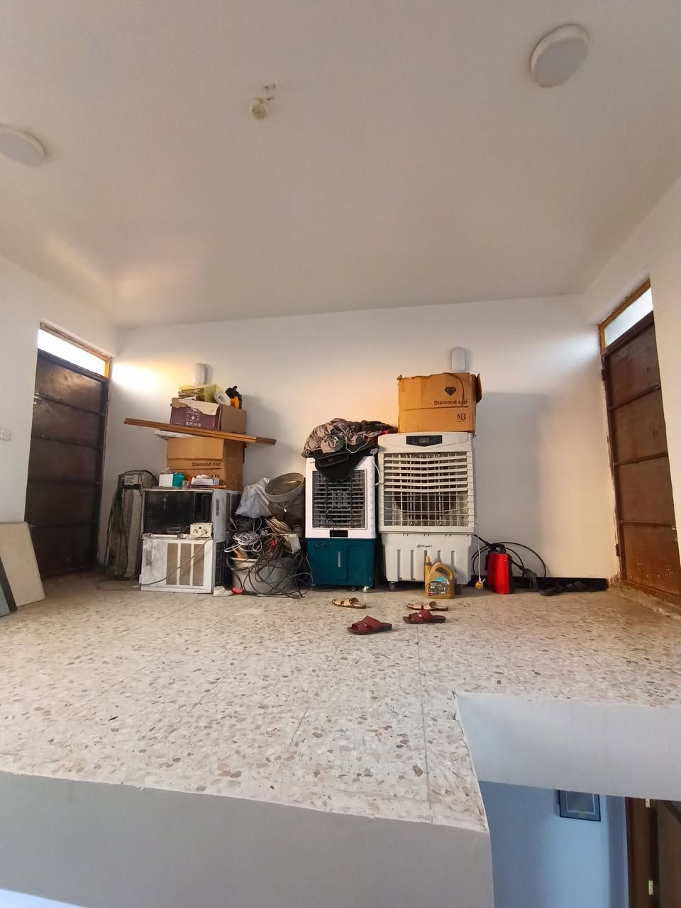 السلام عليكم بيت 100متر للبيع يم الاقواس قراب الشارع العام بناء البيت حديث كهرباء دفن بواري الماء دفن بي كم نقص البيت من الداخل جاهز مجهز مع بيع نص الاثاث للاستفسار اكثر الاتصال ***********
