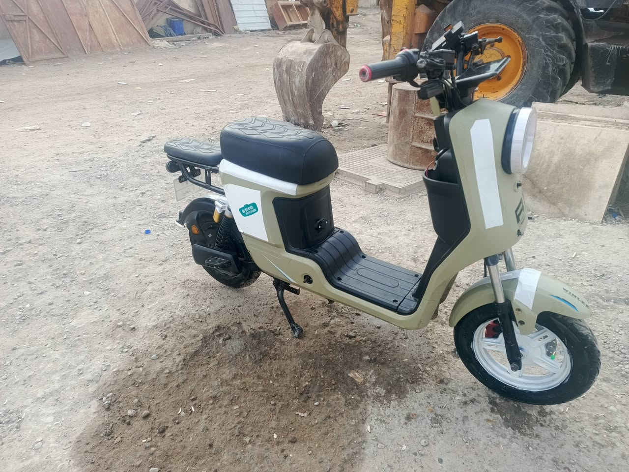 سلام عليكم دراجه شحن للبيع نضيفه مديل 25 بطارياته جديده بطاريات 32 امبير جدد الدراجه كله شغاله السعر 425 مكاني بصره الطويسه قرب فلكت العروسه ***********
