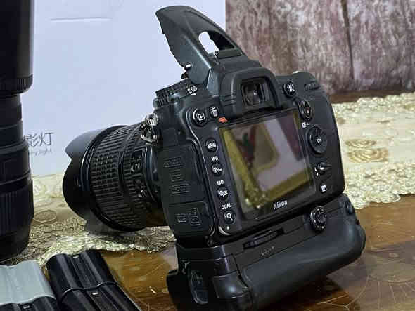 كامرة نيكون D7000 للبيع ويها عدسات ثنين 
18-105
الثانيه 70-200 سكما 
ويها بطاريات عدد ٤. او كرب وحزام وجلاتين او شاحنه او الهود مال العدسه الكامره نظيفه جدن 
***********
بغداد الحسينيه
