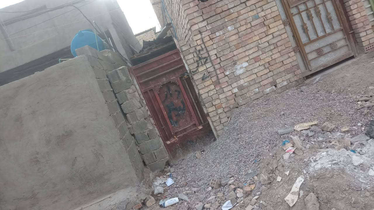 سلام عليكم
بيت في معسكر البلديات 
قرب صوره الأمام علي 
موقع كلش منتاز شارع عريض تبليط 
على يمنه نهايت الفراع شارع الشيريط 
يسارك تخلص الفرع صوره لامام علي 
البيت عالي مجاري جديده هيكل 
وهاي تفاصيله 
يرادله 4 ملاين يكمل بيت جديد 
البيع ***********
