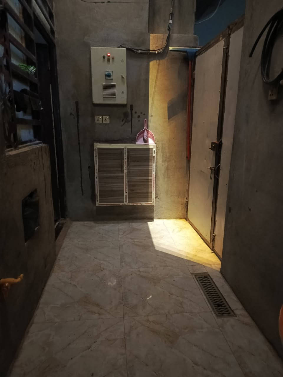 سلام عليكم  بيت البيع 50  متر اقرا محكمه سند 25  قرب مرقد الحر مجمع الذهبي  البيت طابقين يحتوي على طبق الاول استقبال + صاله +مطبخ +صحيات خارجيه +صحيات داخليه الطابق الثاني غرفتين +صحيات الطابق الثاني 
مكلف بالنشر هذا الرقم صاحب الدار ( ***********)
