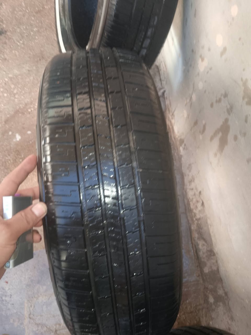 السلام عليكم عندي تخم تاير 15/195 ابو الخط مستعمل للبيع مكاني كربلاء السعر 100  وبيهن مجال ***********
