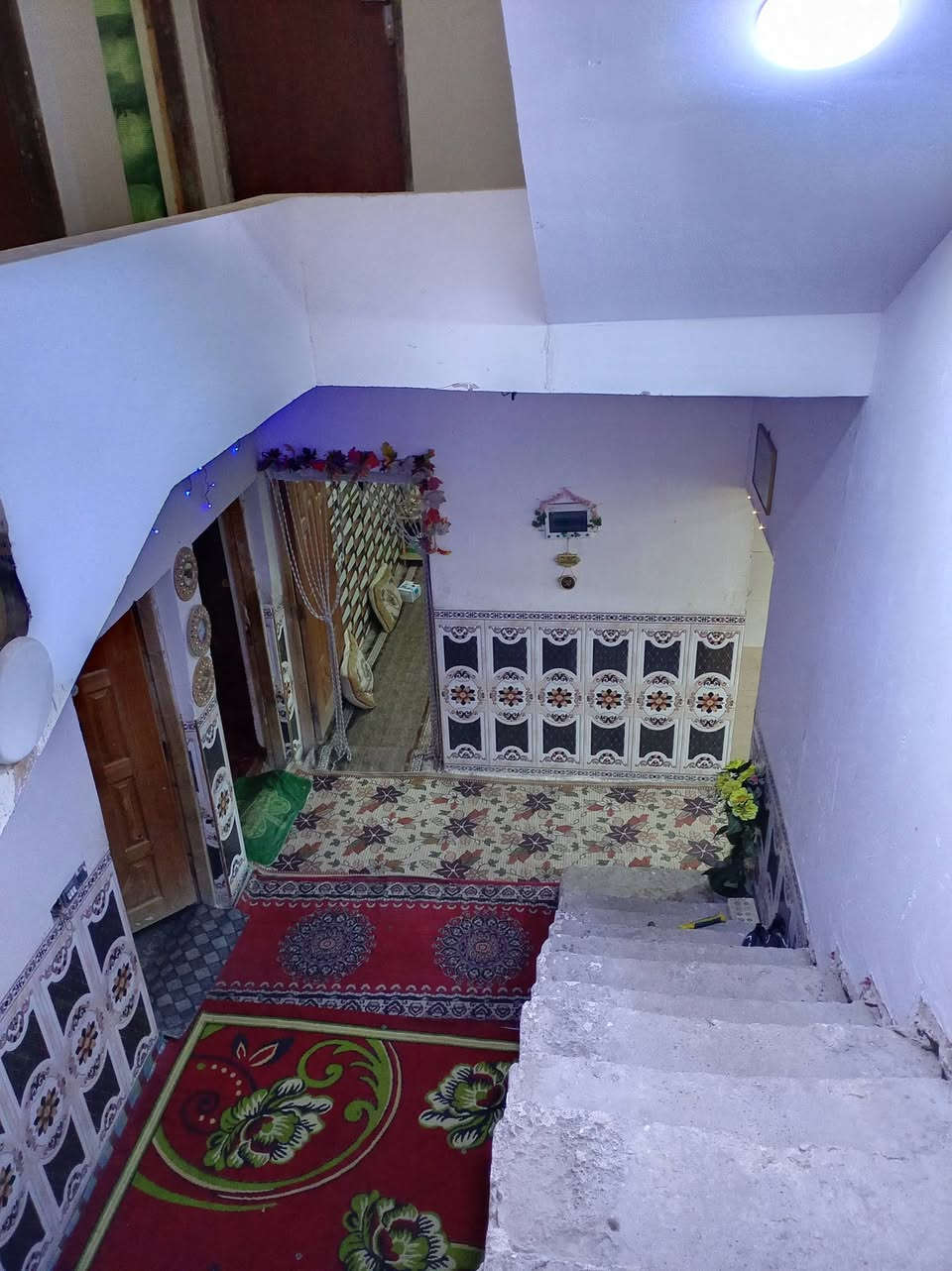 بيت للبيع مساحه 150 ركن بحي البتول الزراعي قرب جامع حجي راضي طابقين الطابق الول غرفتين+استقبال+مطبخ+صاله والنقاط الثاني  بي 4 غرف  التواصل ***********
