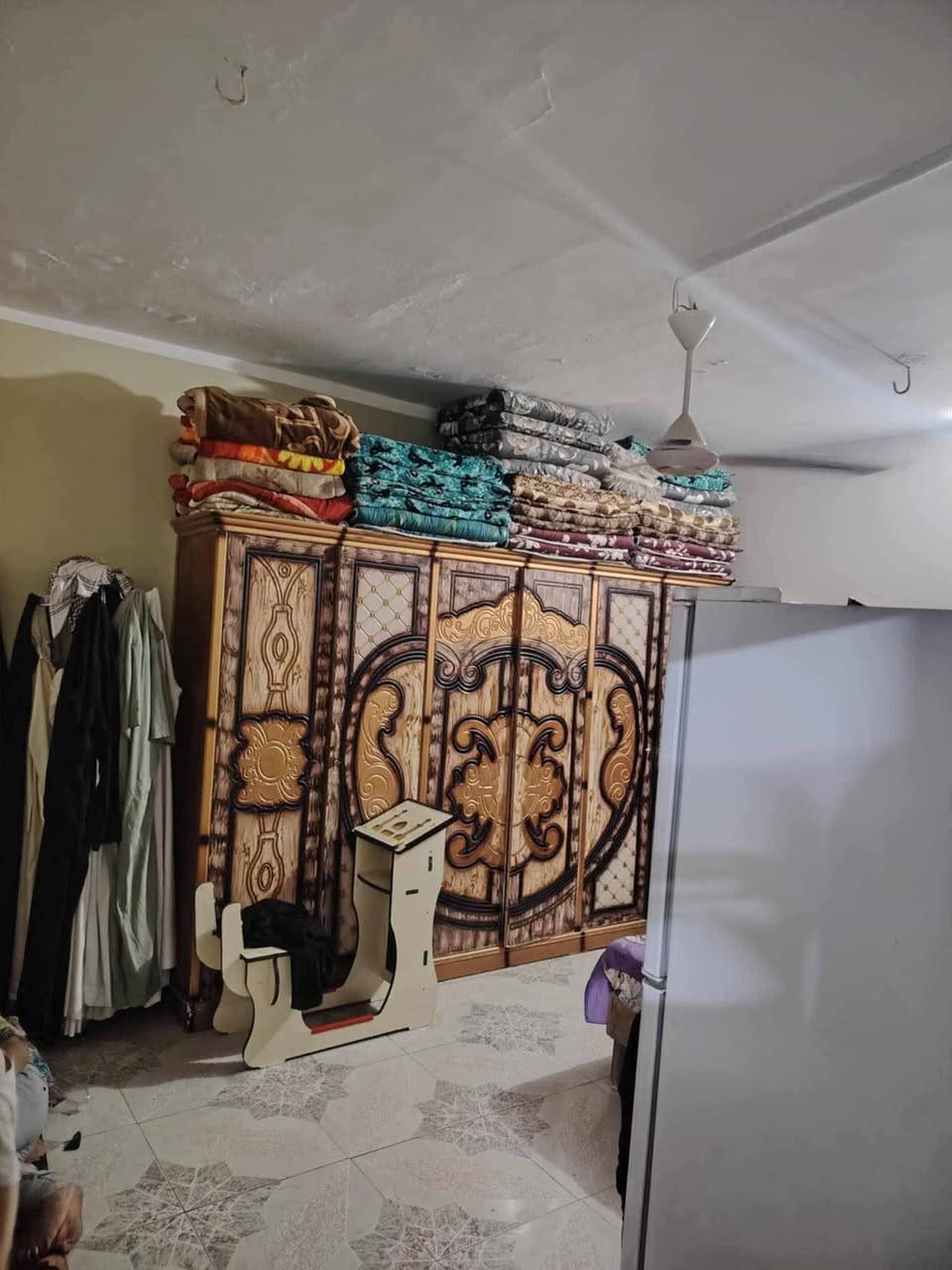 بيت للبيع في شارع البريد مقابيل البريد مباشراً
موقع تجاري ع شارع مباشراً :- 

المساحة :- 265 واقع حال =بسند 250

تفاصيل المحل :- 

البيت يحتوي ع محلات موقع تجاريةة ويرهم شقةة المحل طابقين 8ونص واجهةة و 6 م نزال علماً ان المحلات كونكريت مسلح وركن المحل الجوة درج يصعد لفوك يرهم شقةة المحلات .

تفاصيل البيت :- 

واجهه 4 امتار يحتوي :-

3 غرف 
صالة 
مطبخ 
استقبال 
صحيات داخليةة وخارجيةة .
مناور عدد 2
سطح شتايكر حديث .
----------

للتوضيح :- بيت محجوز مباردة نبيعةة محجوز واحنة نبقةة نسدد لان استقطاع الاكتروني داور بٱسمك مثقل بديون وتسديد علينةة ويداور باسمك بس يبقة محجوز فقط والاستقطاع مباشراً علينةة  .

ملاحضةة :- للبيع البيت + المحلات والمحلات ترهم شقةة لان بصفحةة مخلي درج ليفوك يصعد لطابق ثاني المحل .

رقم الموبايل غير متواجد ع فيس :- 

‏‪***********‬‏
