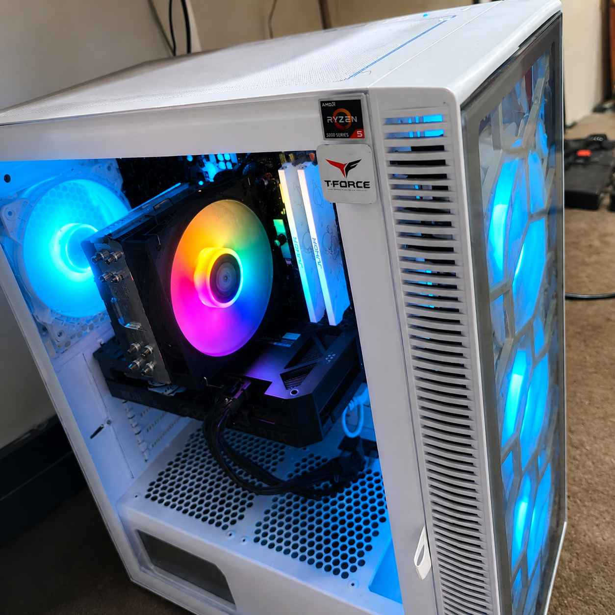 بي سي كيمنك تجميعه للييع استعمال نظيف شهرين فقط
سبب البيع عدم التفرغ
المواصفات
CPU --- AMD R5 5500
M.B --- b550m aours 
RAM --- DDR4 3600 / 16G
Hard --- WD 5000 / 512 G
Cooler --- deebcool AG400
VGA --- RTX 4060 / 8 G
PSU --- MASS 650gold

Case --- vector vx8 / 4 fan
حرفيا اعلى شغل على الرام والكارت تقفل الستاك بالكامل ماتوصل حرارته اقل ربع نهائيا
كل الكيمز الترا او هاي 
مع باور سبلاي 3000 يطول بالساعتين جديد
شاشة titan army منحنيه وكبيره مال كيمز وبرمجه وتصميم
الكيس جدا شكله حلو ومناسب
ميز كيمنك براند اشتريته وحده ب 120 الف
حساب ستيم بي 82 لعبه كل الالعاب المشهوره بي
غير ايبك كيم هم بي العاب 
كله اصلي الالعاب
سماعات وهيدسيت براند لينوفو مال كيمنك مايك وهيدسيت
ماوس وكيبورد فول ميكانيكي مال كيمنك
كيبل انترنيت 10 متر
ال pc هذا جاهز للالعاب او برمجه او تصميم 
البيع اما قطع مثلا تاخذ قطعه معينه او تاخذها التجميعه كلها ناصرية, ذي قار


**إذا كنت صاحب هذا الإعلان وتريد حذفه لأي سبب، رجاءا أرسل رسالة إلى الدعم الفني**