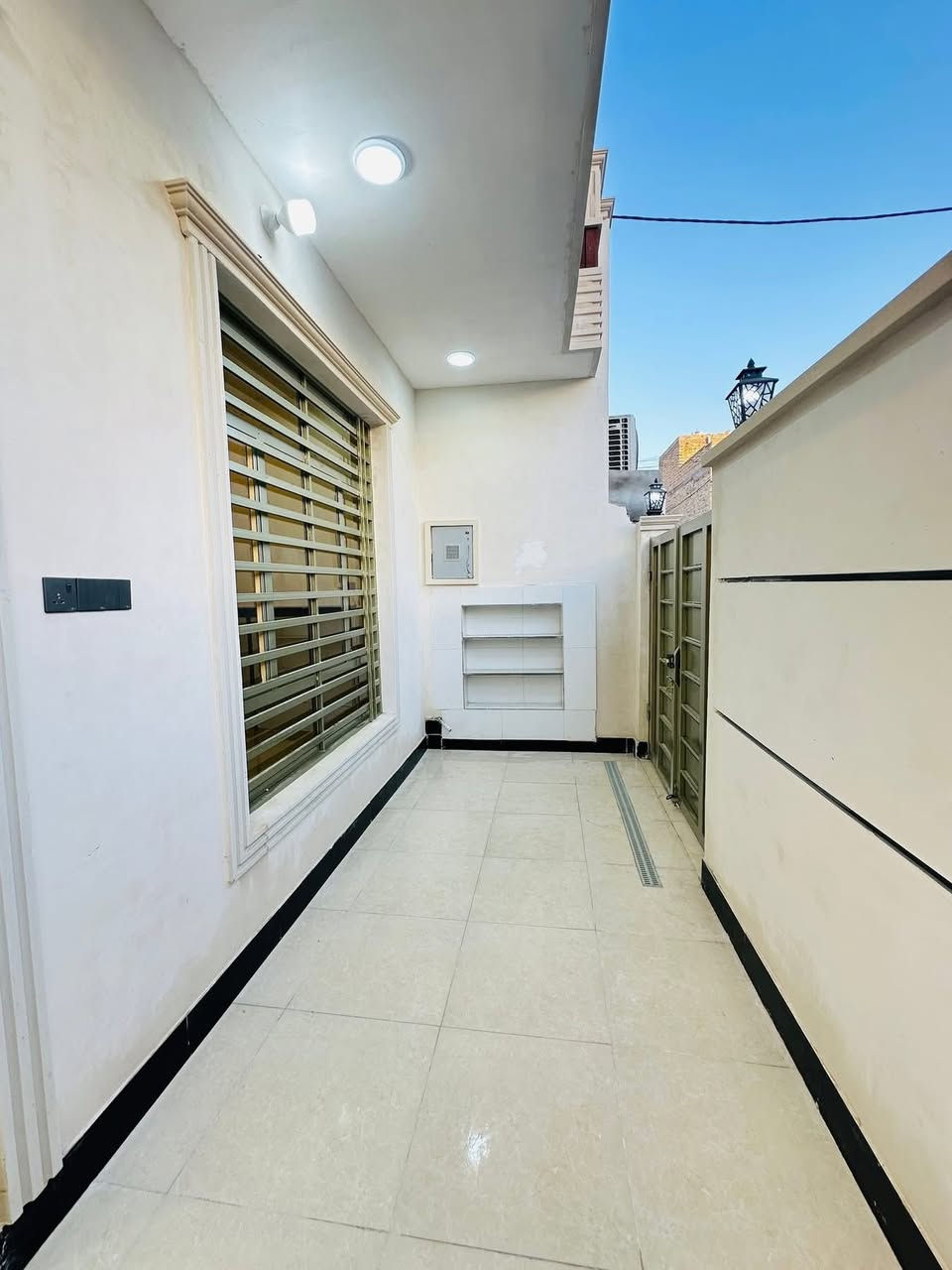 الدار للبيع في حي الغدير قرب مدرسة جبل الصبر المساحة 100م مربع بناء حديث درجة أولى للاستفسار والاتصال المباشر على صاحب العقار 
***********
