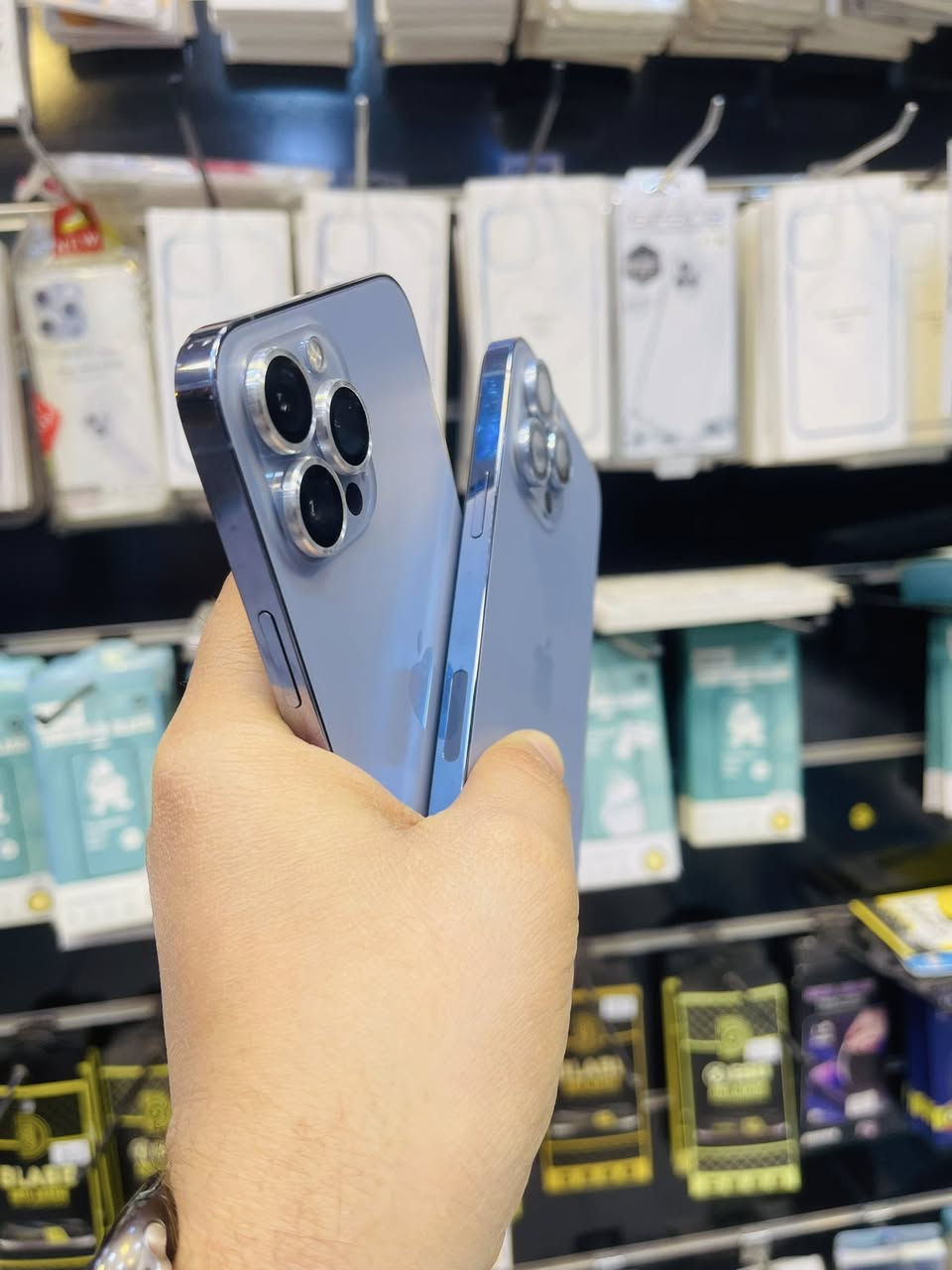 السلام عليكم 🫡
للبيع قطعتين iPhone 13 pro max 
الاول …….
ذاكره 256 
بطاريه 79‎%‎ فول ب الشحن
نموذج M 
لون بحري نضافه 99‎%‎ 
الجهاز كله شغال وضع شركه كلشي ممبدل بيه وكله شغال السعر قفل 530 الف 

الثاني …..
ذاكره 256 
بطاريه 77‎%‎ فول ب الشحن 
نموذج M 
نضافه 99‎%‎ لون بحري 
الجهاز كله شغال ومابيه اي خلل فقط مبدل كامره اصليه الباقي بلادي وضع شركه وكله شغال مابيه خلل السعر قفل 490 الف من الاخير قفل 
الاجهزه فول ثنينهن واسعارهم ثابته مكاني بغداد مدينه الصدر مركز النور للموبايل رقمي ***********
