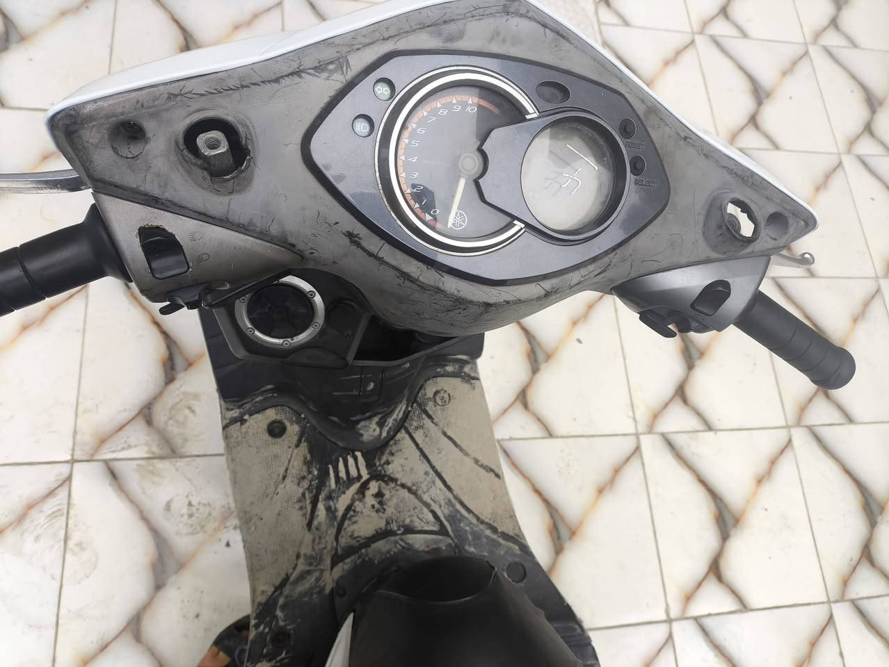 السلام عليكم سكنس فحل كابريتر  مكينة خرسة لاتنقيص لاتبخير لا نضوح نكرة بكل وقت بس بيها الكفر مكسور شوية  والكهرباءيات كلها شغلة وبيها نشرة تايرات جدد ويل عسلي ماشية 24 حقيقي وكفرها حيل نضيف محرك جديد حيل والجاملغ الخلفي شوية بي كسر موجودة القطعة مالتة باقي كلة شغال  السعر 950 وبيهة مجال مكاني بابل محاويل   رقمي ***********
