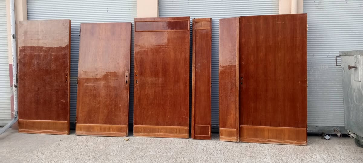 السلام عليكم ابواب للبيع اربع ابواب تك صفاكا واثنين صفاكا وربع موصل الصناعه القديمه رقم الهاتف ***********
