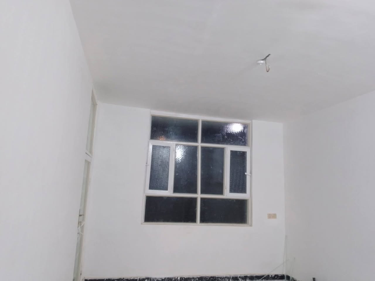 دار لبيع مساحه 150متر بي ثلاثة غرف نوم وصاله مطبخ كنيدور حديقة محيزم شارع شريفه تصل ***********
