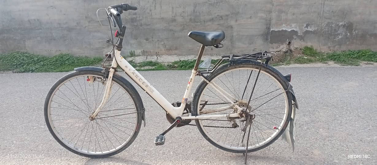 السلام عليكم بايسكل للبيع حجم 27 نضيف تايرات نضيفه سعر 75وبي مجال لطيبين مكاني ديالى  قرتبه شراي يتصل ***********
