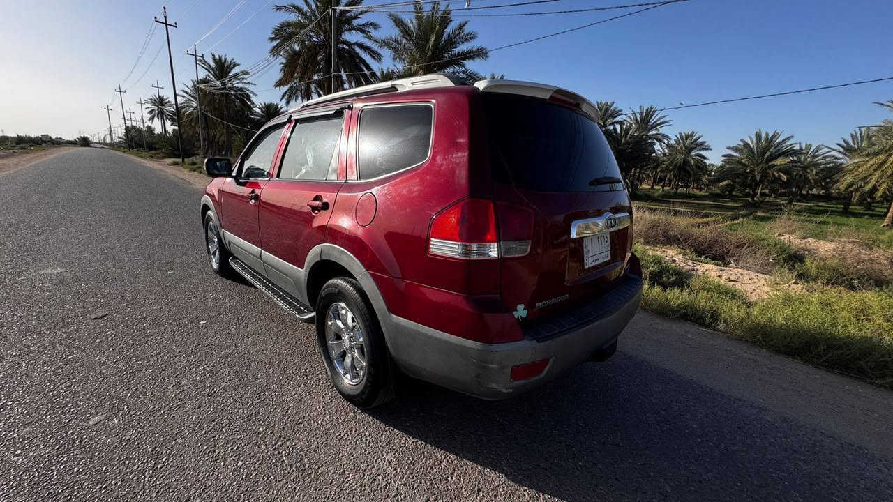 🚘 كيا موهافي 2009 (بريجو) - مواصفات خاصة 8 سلندر للبيع 🚘
لأصحاب الفخامة والعزم القوي، سيارة عائلية وجاهزة من كلشي (دق سلف وسافر).
🛠️ المحرك والمواصفات الميكانيكية:
المحرك: 8 سلندر (V8) عزم وقوة.
الـكير والمكينة: بشرط الفحص (خير من الله وبحالة ممتازة جداً).
نظام الدفع: فور ويل (4WD) جاهز لكل الطرقات.
الويل: كروم بلادي مميز.
✨ مواصفات الفول (مواصفات خاصة):
☀️ فتحة سقف (سلايد روف).
💺 كشنات كهرباء + نظام خزن ميموري لوضعيات الجلوس.
🎛️ تحكم ستيرن جهتين كامل.
📺 شاشة ذكية + كاميرا خلفية عالية الدقة.
🪞 إشارات ضوئية بالمرايا الجانبية.
✨ البودي (الكشر): نظيف وجذاب (بي كم قطعة صبغ خارجي فقط للتجميل).
📑 الأوراق والوضع القانوني:
الرقم: كركوك (شبه مميز).
السنوية: جديدة للـ 2027.
التحويل: مضمون وبأسرع وقت (ثاني يوم تحويل).
💵 السعر وتفاصيل البيع:
السعر: 85 ورقة (وبي مجال كلش قليل مال طيبين وللجادين فقط).
🛑 ملاحظة: البيع نقدًا فقط (ما أراوس).
🛑 رجاءً: الإعلان واضح وكل التفاصيل مذكورة، المو شراي لا يتصل ويضيع الوقت.
📍 المكان: كربلاء.
📞 للاتصال والاستفسار المباشر: ***********
