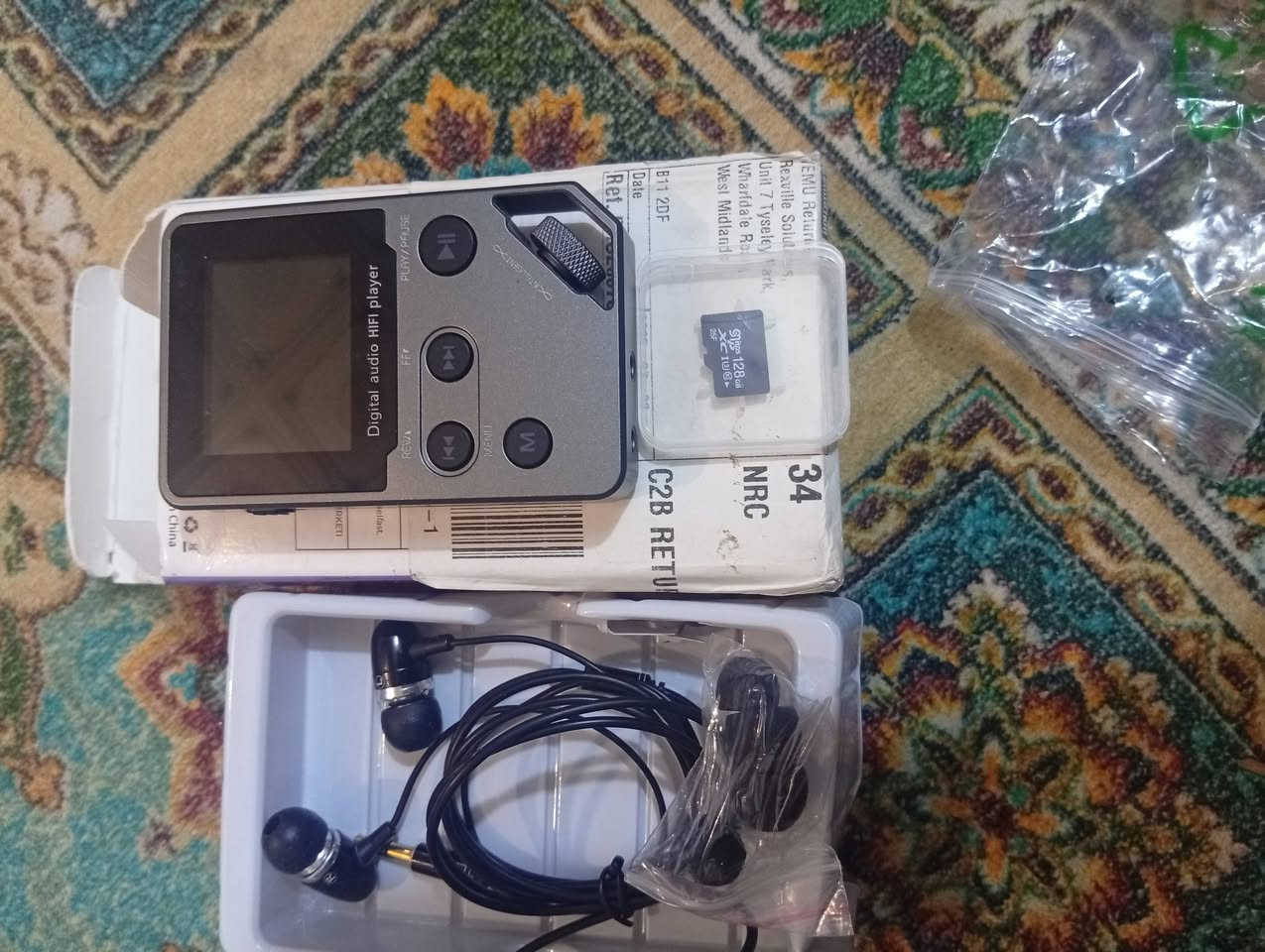 انطي سعر بل يرضي الله وبل عافيه الاستفسار خاص او واتس اب ***********
هذا الجهاز هو مشغل صوت رقمي عالي الدقة (Hi-Fi Digital Audio Player) مصمم لتشغيل ملفات الموسيقى بجودة عالية. 

الوظيفة: تشغيل ملفات صوتية عالية الدقة (High Definition).

الميزات: يحتوي على شاشة لعرض المعلومات، وأزرار تحكم للتشغيل، الإيقاف، والتقديم/الترجيع.

التخزين: يدعم بطاقات الذاكرة (TF card) لتخزين الملفات.

الجودة: يهدف إلى تقديم صوت نقي ومفصل مقارنة بمشغلات الصوت التقليدي
