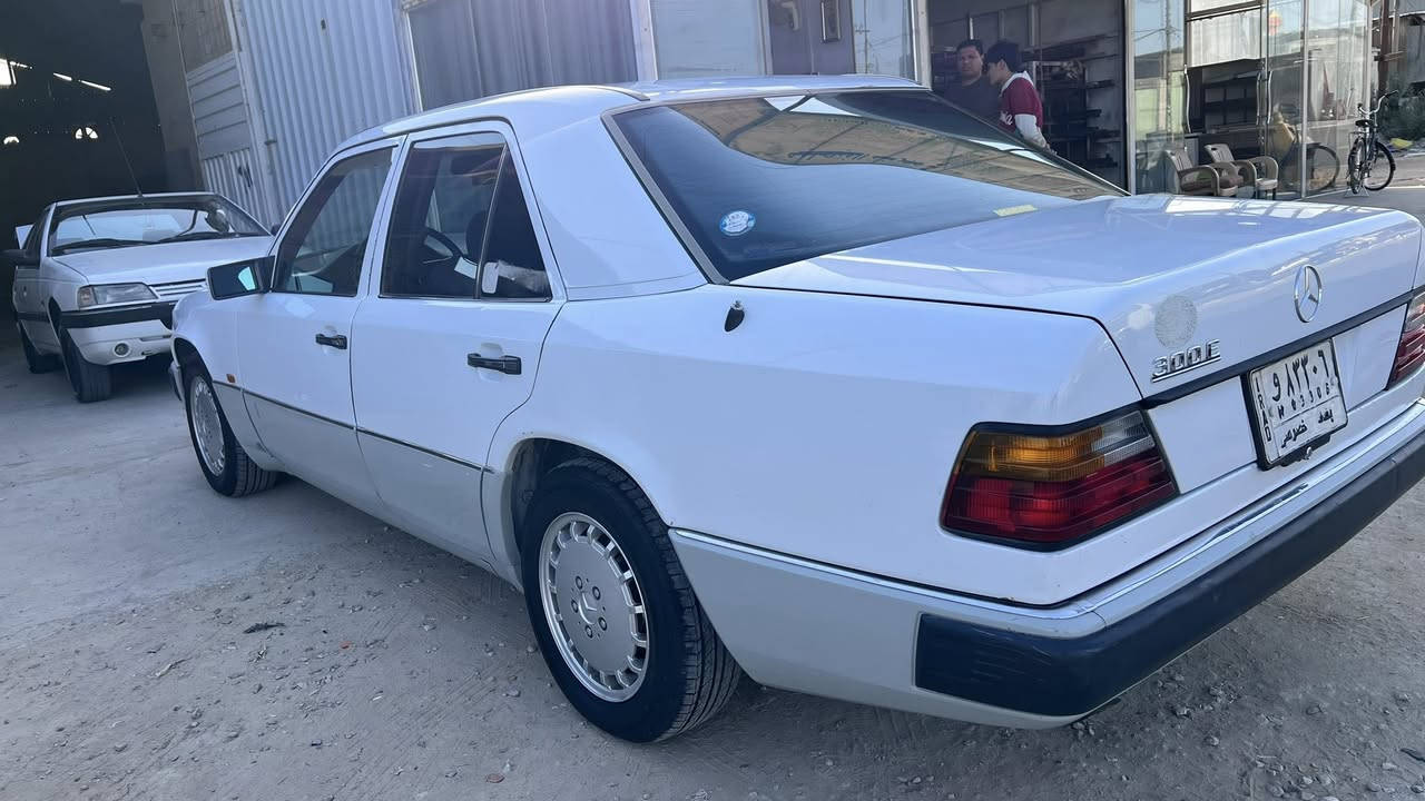 السلام عليكم مارسيدس دب 300 موديل 1991  وارد ياباني بيها كلير چاملغ خلفي ونصف باب السياره بلادي مامحور رقم بغداد السياره جاهزه وجديده مانقصها اي شي  السعر ((80$))وبيها مجال للاستفسار ***********
