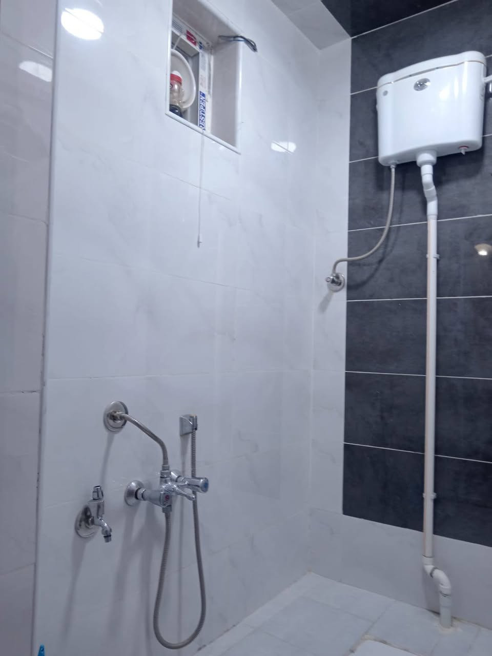 يعلن مكتب الاصدقاء للوساطة العقاريه

دار للبيع  125متر مربع بيه غرفتين نوم  شغل جناي ومستعجل علبيعته
طابوزراعي سند 25اقرار محكمه ثاني يوم🏡مشمول بقرار 320
✅ تحفه فنيه شغل درجه اوله جيب مهندس وافحص 

موقع ,البيت /نجف🏡 ملحق قرية الغديرنفسه بالملحق 

عنوان المكتب شارع الصب مقابل قرية الغدير عمود 261
البناء 🏡 
غرفتين   نوم/صاله/مطبخ استقبال/طرمه /صحيات/مكشوفه
بناء مرتب/ اساس + سقف كونكريت + طابوق جمهوري+سيراميك الواح هندي+ارضيه بورسلين ثقيل ++

ألخدمات 🏡 عرض الشارع 12
ماء/كهرباء/مدارس/سوق/تبليط/مولد

*********** واتساب واتصال
