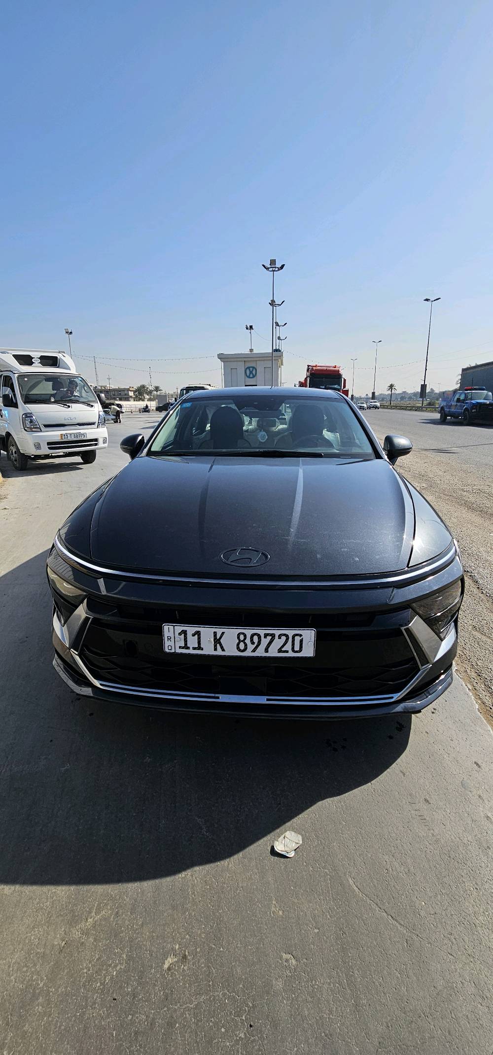 السيارة نظيفة وحالتها ممتازة. اللون الخارجي أسود أنيق والتصميم العصري يجعلها تبرز على الطريق. المقاعد مريحة ويحتوي على تقنيات متعددة مثل الكاميرا الخلفية وشاشة تحكم داخلية.