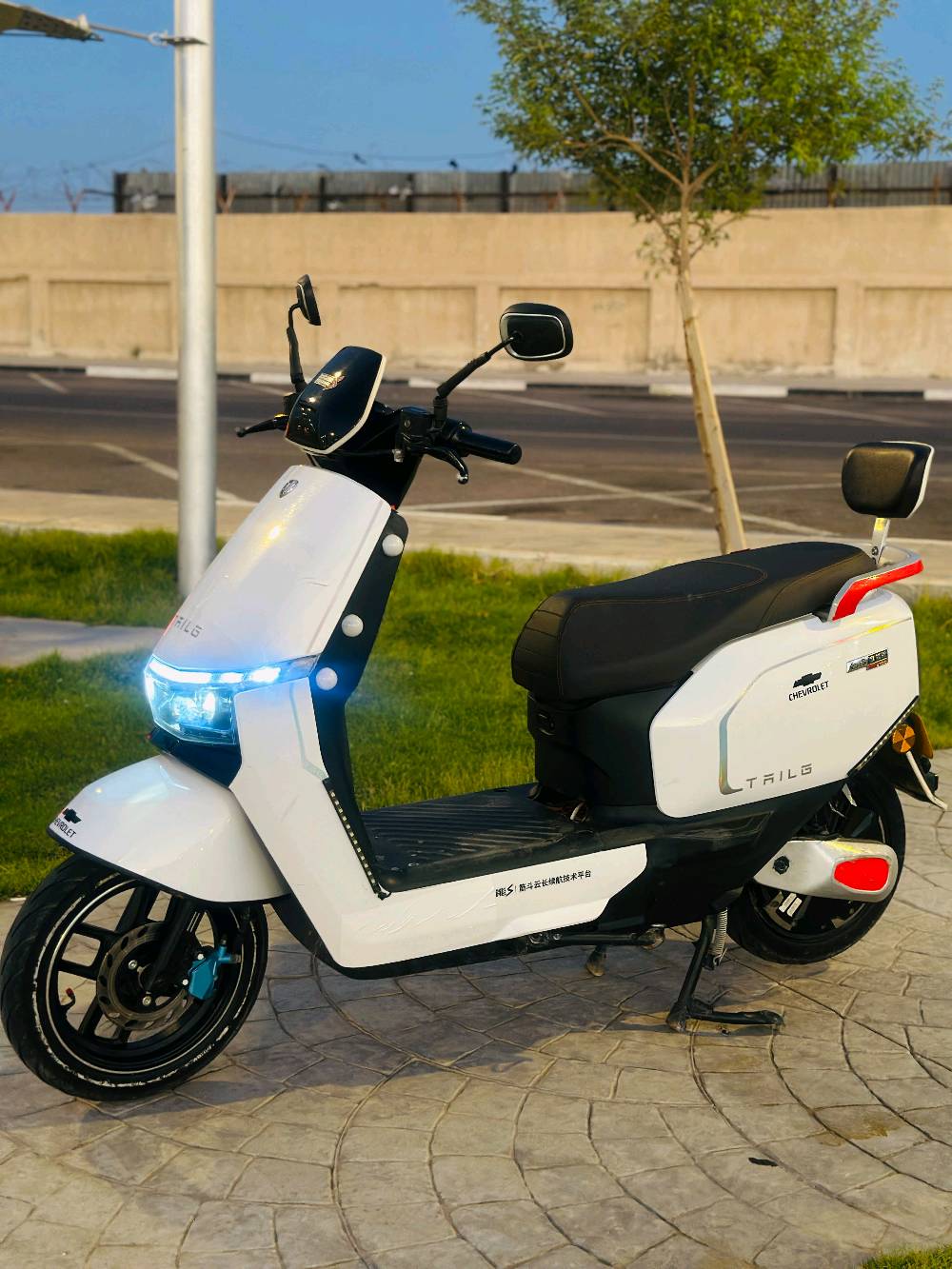دراجة شحن تيسلا  للبيع في البصرة
دراجة للبيع 
اللون أبيض

‎كاملة مكملة 
الملف 2000 w حقيقي
السرعه القصوى 60 حقيقي
3 نمر 
72 فولت
6 بطاريات 
ضد الماء 
نضام مثبت السرعة
نضام الرجوع للخلف R
نضام ال p
نضام حساسات جانبية وخلفية 
مانع للسرقة 
كهربائيات كلهة شغالة 
صندوق كبير داخلي
هورن عالي 
أشاير يمنى يسرى 
گلوبات أمامي عالي ناصي 
مرايات وشاحنة 
دراجة نضيفة جداً 


السعر 750 الف وبيهة مجال للطيبين 

العنوان : البصرة الأمن الداخلي

الرقم :***********