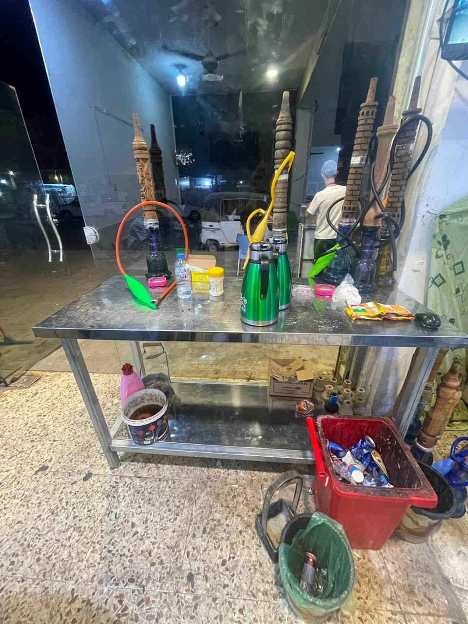 غراض كهوة للبيع   ‭***********‬
ميوزة دومنه 
كراسي 
نراكيل 
ميز سل ستيل متر ونص 
كرل بركر مع ميز 
شاشة حجم ٥٠ هونداي
عارضة عصاير ايكور  
جهاز قناة الرابعه 
سستم صوت دمام و٤ سماعات 
دومنه ورق 
 عنوان بغداد محمودية حي بدر
