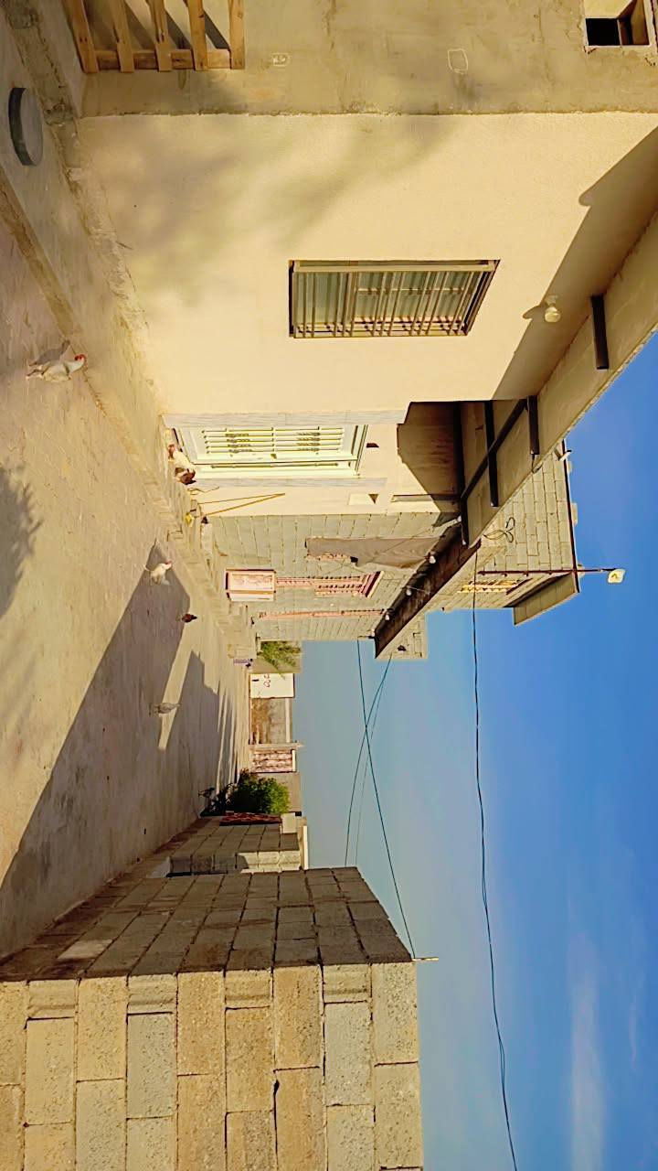 قطعه بمساحة 1050متر سند 25اقرار محكمه مباشر بأسم المشتري تبعد عن الامام 5كيلو تحتوي  ع بيوت عدد 2  و مشتمل هيكل ---مساحة الدار الاول 180متر يتكون من 3غرف نوم مع استقبال وصاله ومجاميع صحيه عدد3 ----- والبيت الثاني بمساحة 100متر يتكون من غرفتين وصاله ومطبخ ومجاميع صحيه عدد2 ----- اضافة الى دار هيكل غير مسقف ------ مع حديقه وكراج سيارات ----- بسعر325 قابل للتفاوض ---- العنوان كربلاء الحسينيه شارع الحافظ قرب مشاتل العتبه للاستفسار ***********
