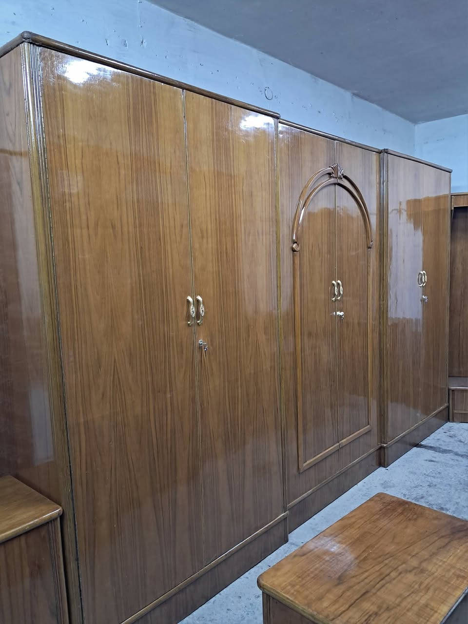 غرفه نوم ست أبواب داخل وخارج صاج ضهر جرجوبه ارتفاع الكنتور مترين وربع دنك زان مصري الغرفه ثكيله كلش اي استفسار خاص او الاتصال *********** اتصال
***********واتساب
