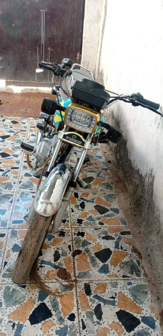 البيع دراجه ايرانيه اربعه كير مكفوله محرك وارواق مكمركه اوراقه اصوليه كامله شرط مديل 2023  جديده وربع ماتخسر عليه
*********** رقم راعيه الاتصال
