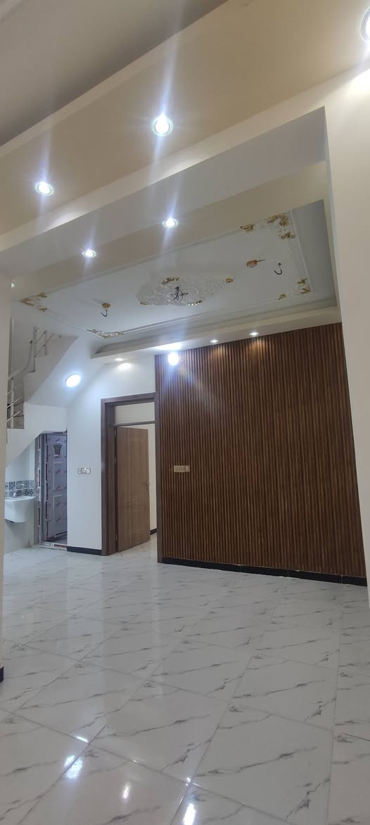 بيت 75 متر طابقين للبيع
بناء طابوك درجه اولى 
سند 25 إقرار محكمه طابو زراعي 
يحتوي على 3 غرف نوم والباقي مثل ما موضح بالصور

كافه خدمات تبليط ني مجاري كهرباء 
شارع عرضه 10 متر تبليط قريب جدا على شارع التجاري رأيسي
موقع //حي عين الحياه قرب الحولي ال100 ومستشفى الكفيل 

*********** واتساب 
***********
