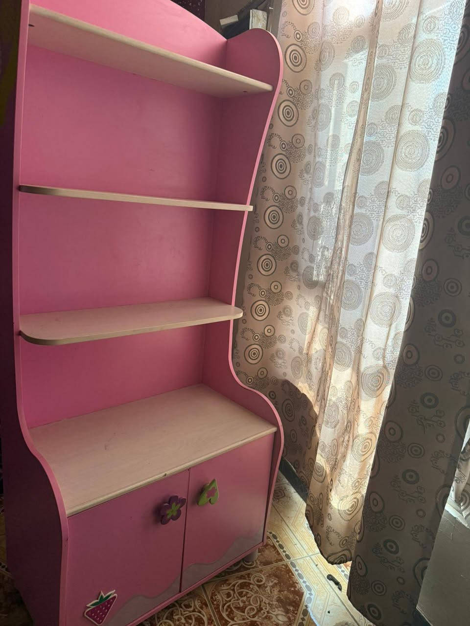 للبيع 
غرفه نوم حطاطه سعر ٧٠٠ 
ميز وردي سعر ٤٠ 
*********** للإستفسار  
فلوجه حي الظباط الثانيه قرب جامع الحكيم
